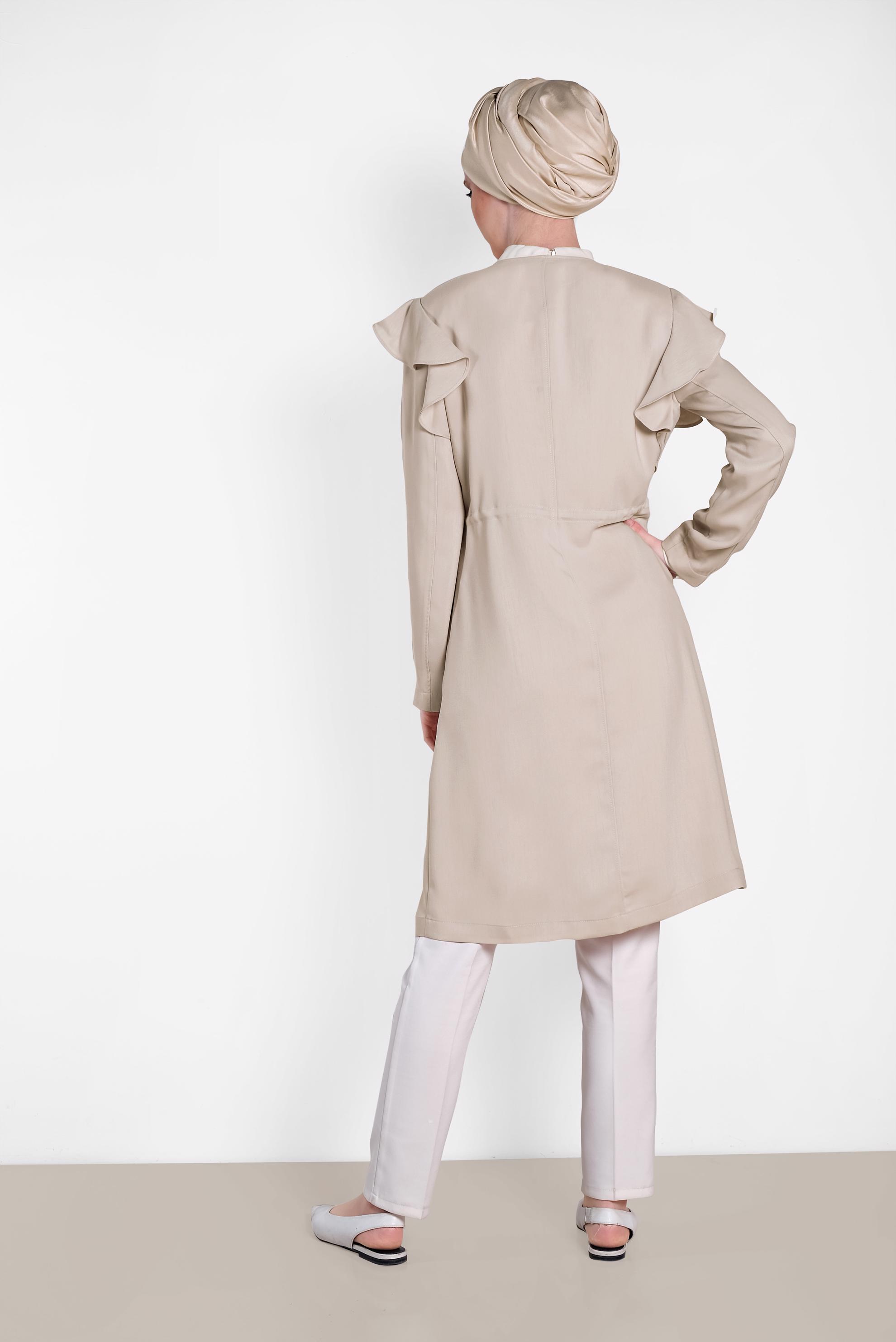 Tesettür giyim BEJ OMUZLARI VOLANLI TRENÇKOT 1211