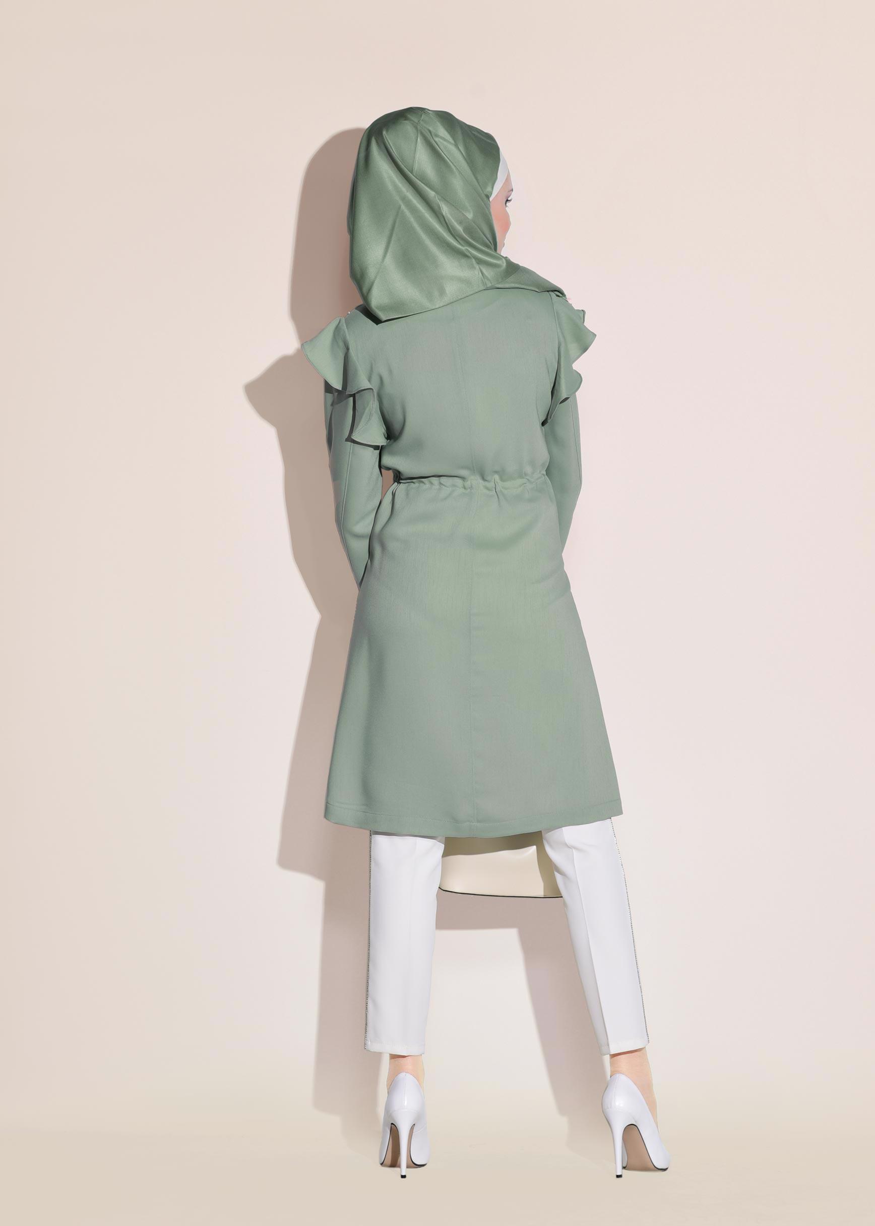 Tesettür giyim YEŞİL OMUZLARI VOLANLI TRENÇKOT 1211