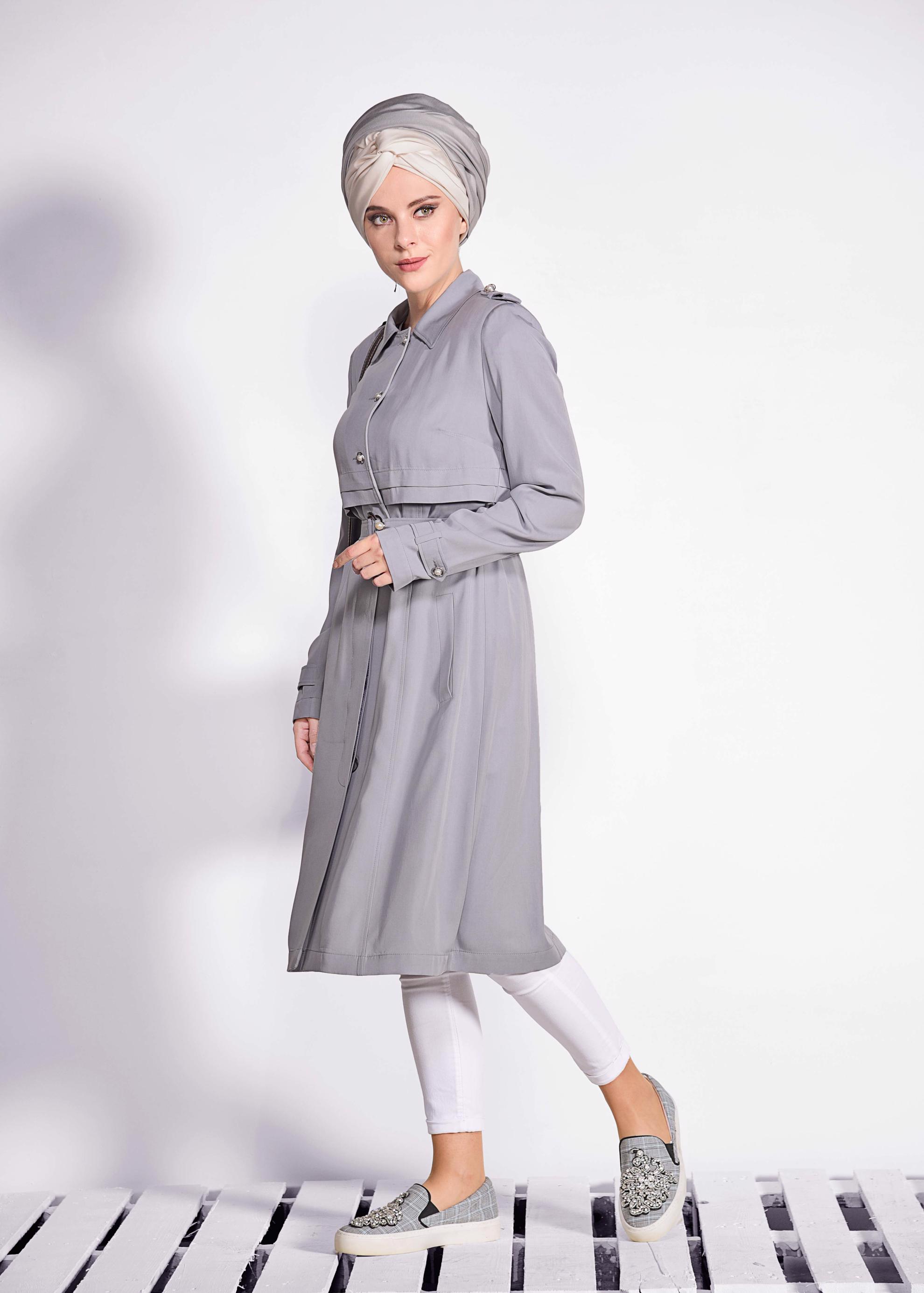 Tesettür giyim GRİ DÜĞMELİ VE KEMERLİ TENSEL TRENÇKOT 1224