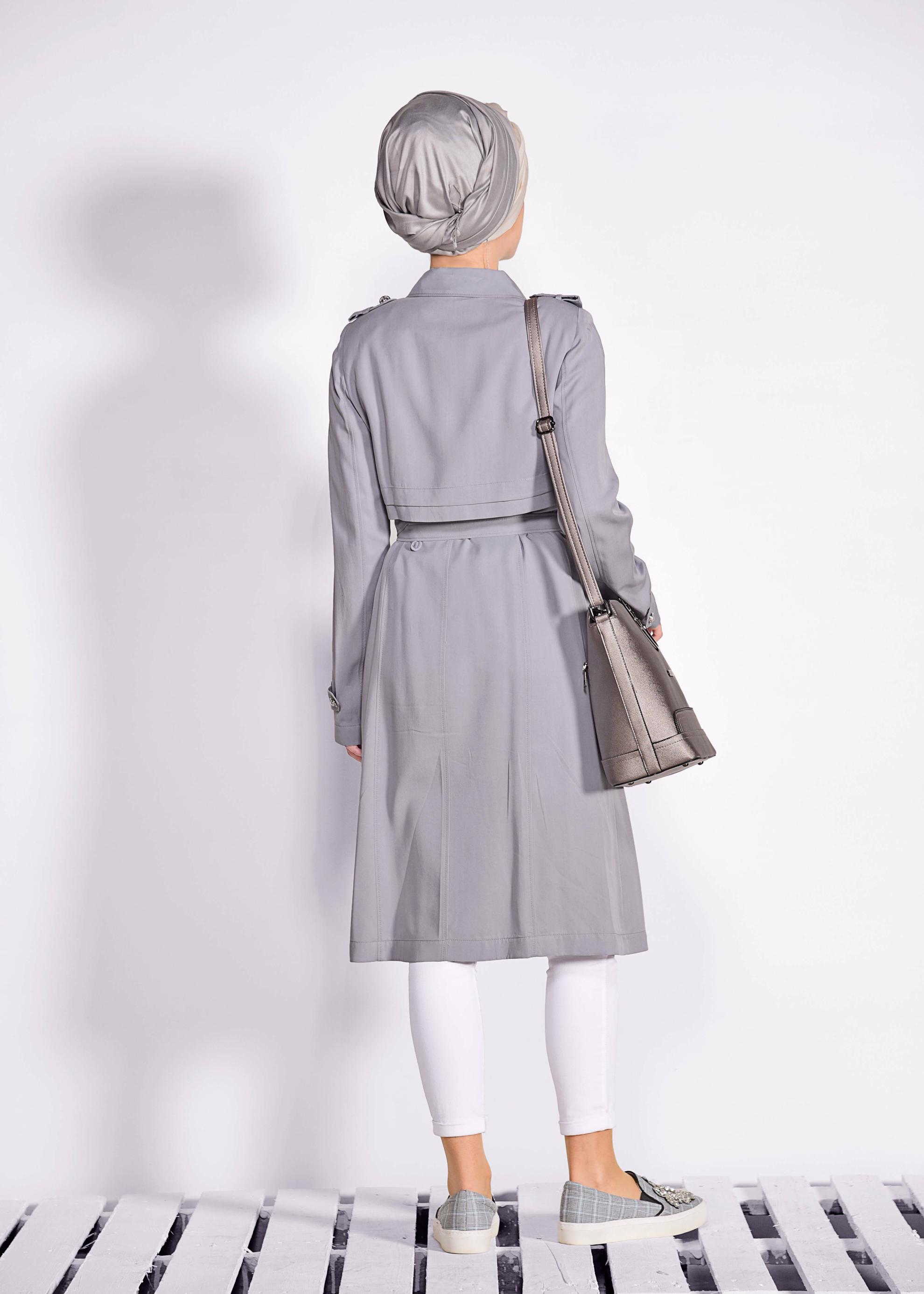 Tesettür giyim GRİ DÜĞMELİ VE KEMERLİ TENSEL TRENÇKOT 1224