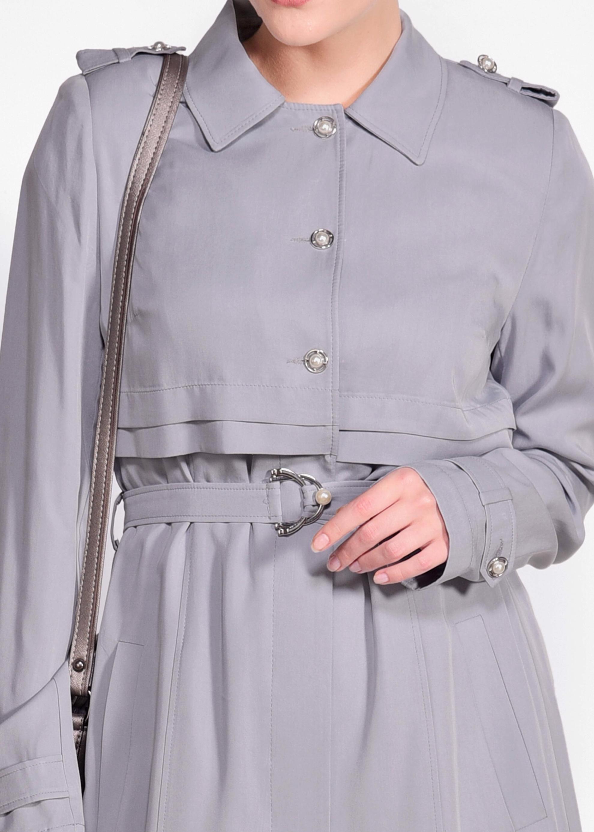 Tesettür giyim GRİ DÜĞMELİ VE KEMERLİ TENSEL TRENÇKOT 1224