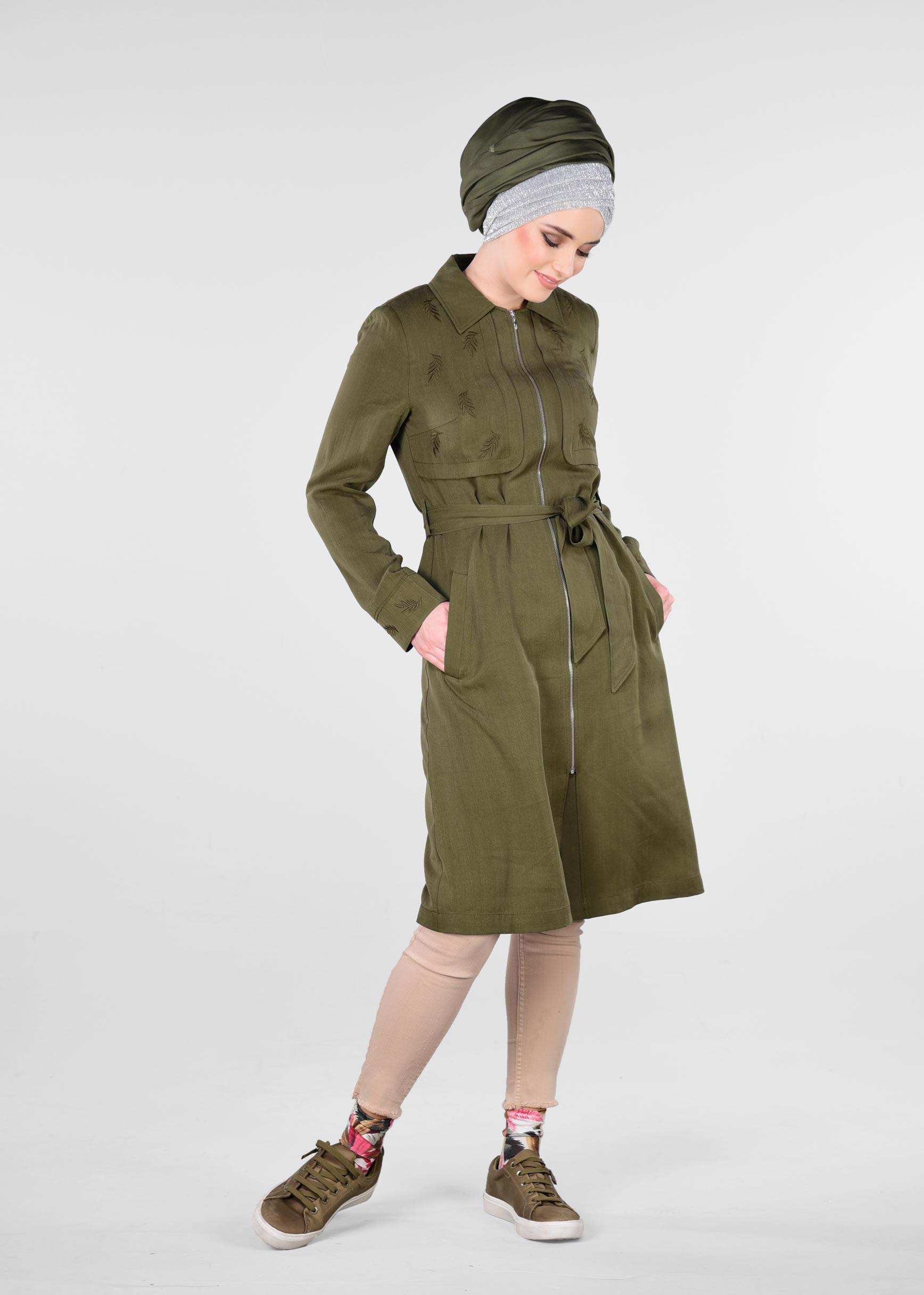 Tesettür giyim HAKİ YAPRAK BASKILI FERMUARLI TRENÇKOT 1242 