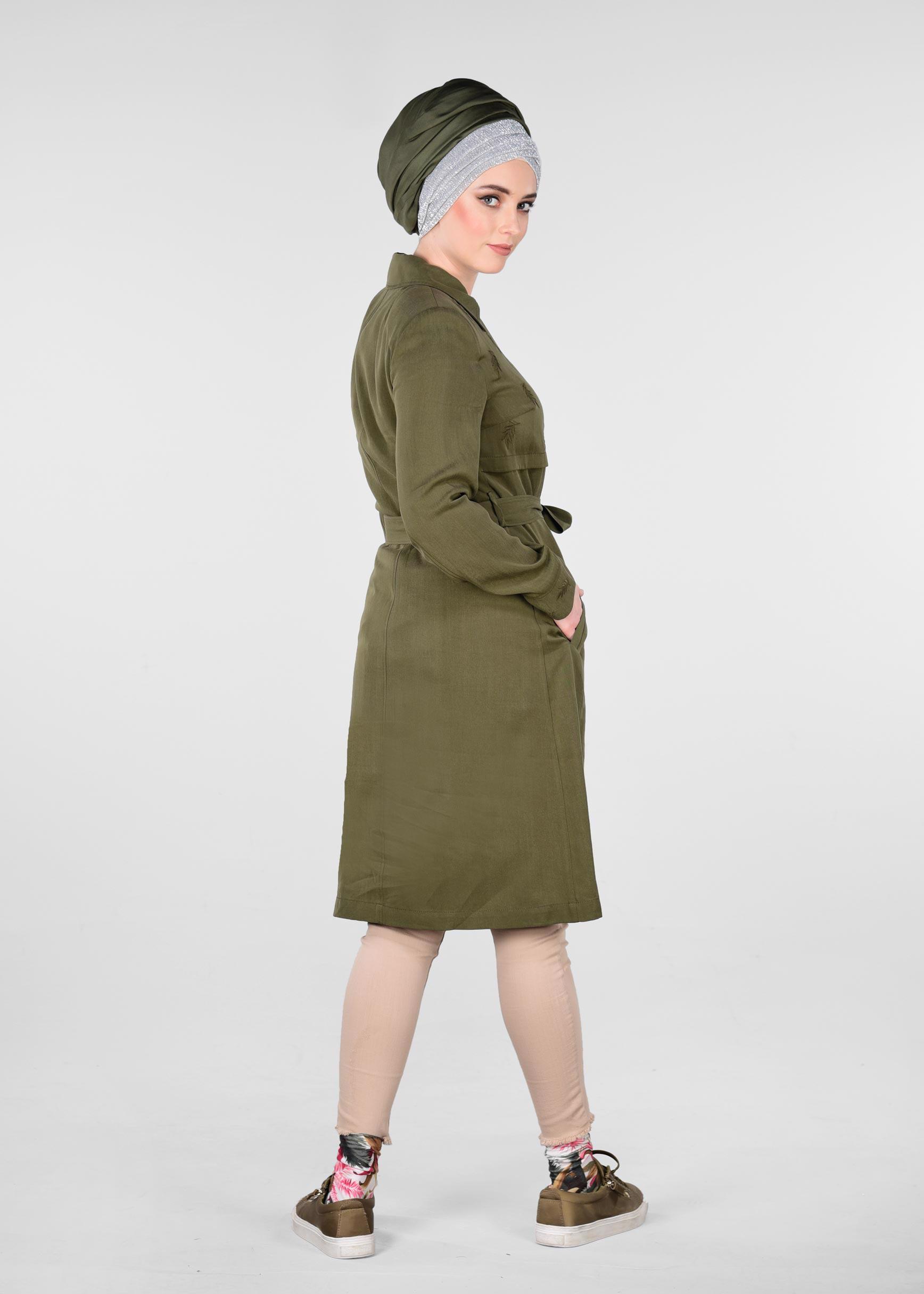 Tesettür giyim HAKİ YAPRAK BASKILI FERMUARLI TRENÇKOT 1242 