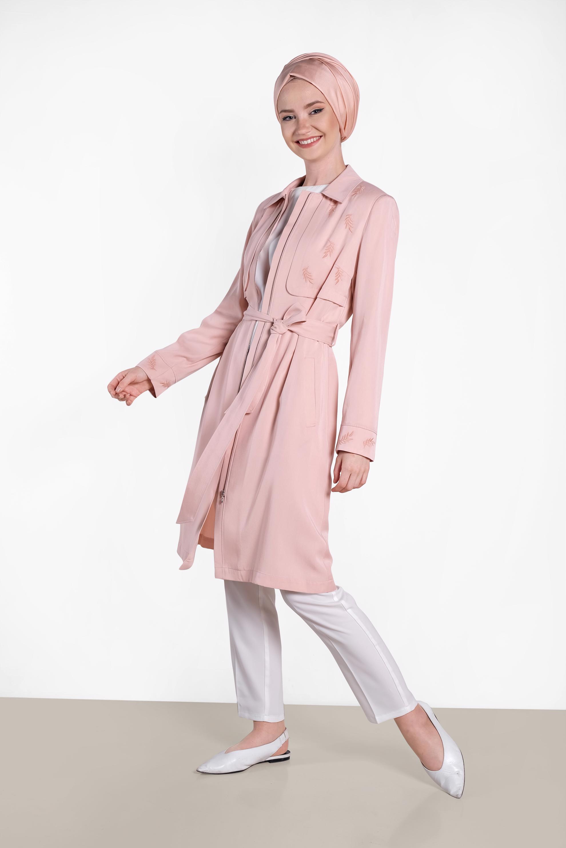 Tesettür giyim PUDRA YAPRAK BASKILI FERMUARLI TRENÇKOT 1242 