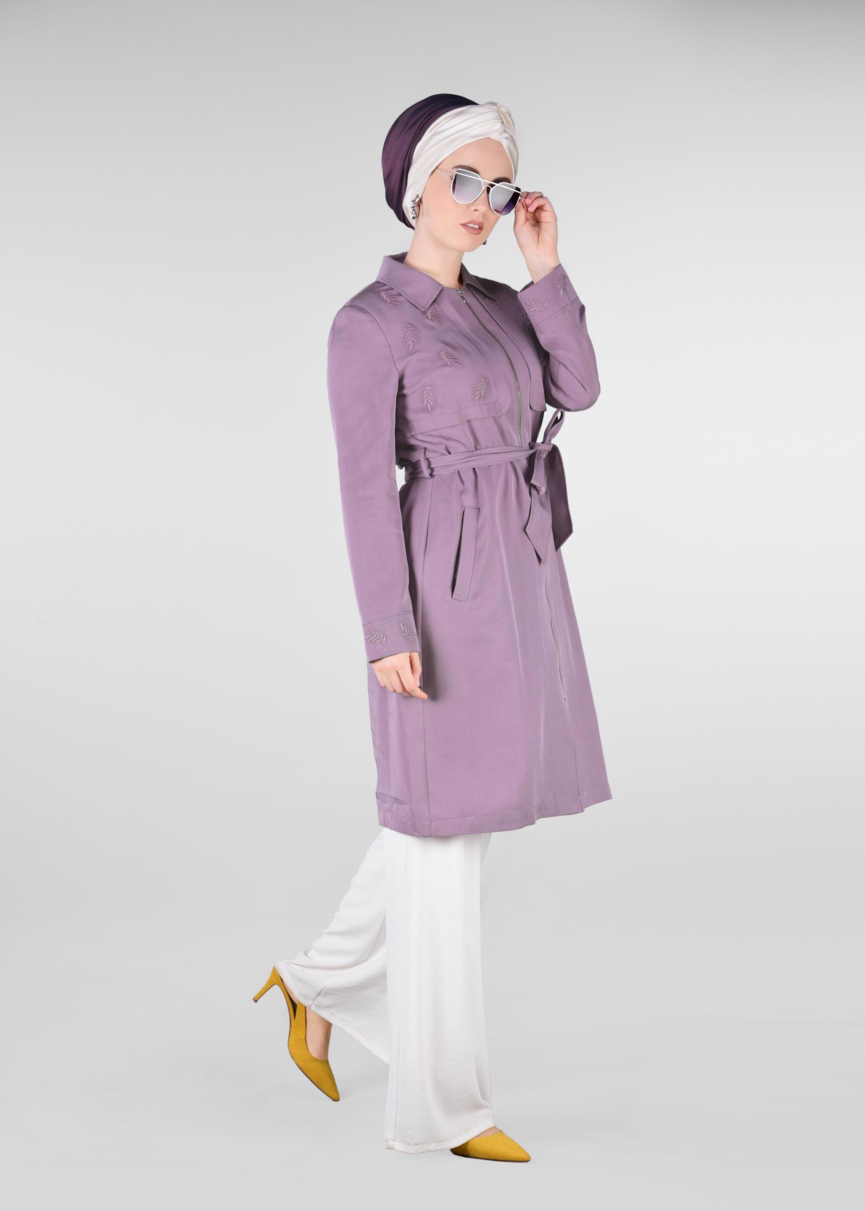Tesettür giyim MOR YAPRAK BASKILI FERMUARLI TRENÇKOT 1242 