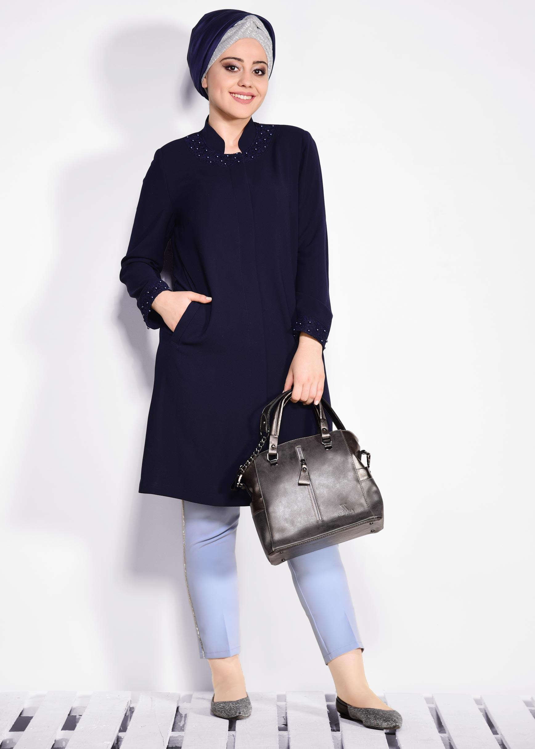 Tesettür giyim LACİVERT MANŞET VE YAKASI GÜPÜR  İŞLEMELİ TRENÇKOT 1288 
