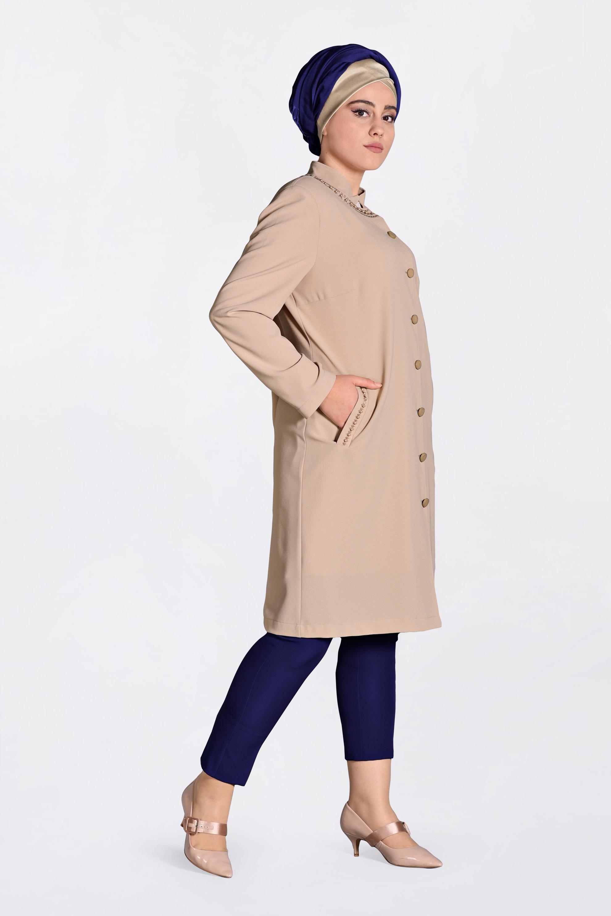 Tesettür giyim BEJ BONCUK İŞLEMELİ ÖNDEN DÜĞMELİ TRENÇKOT 1293