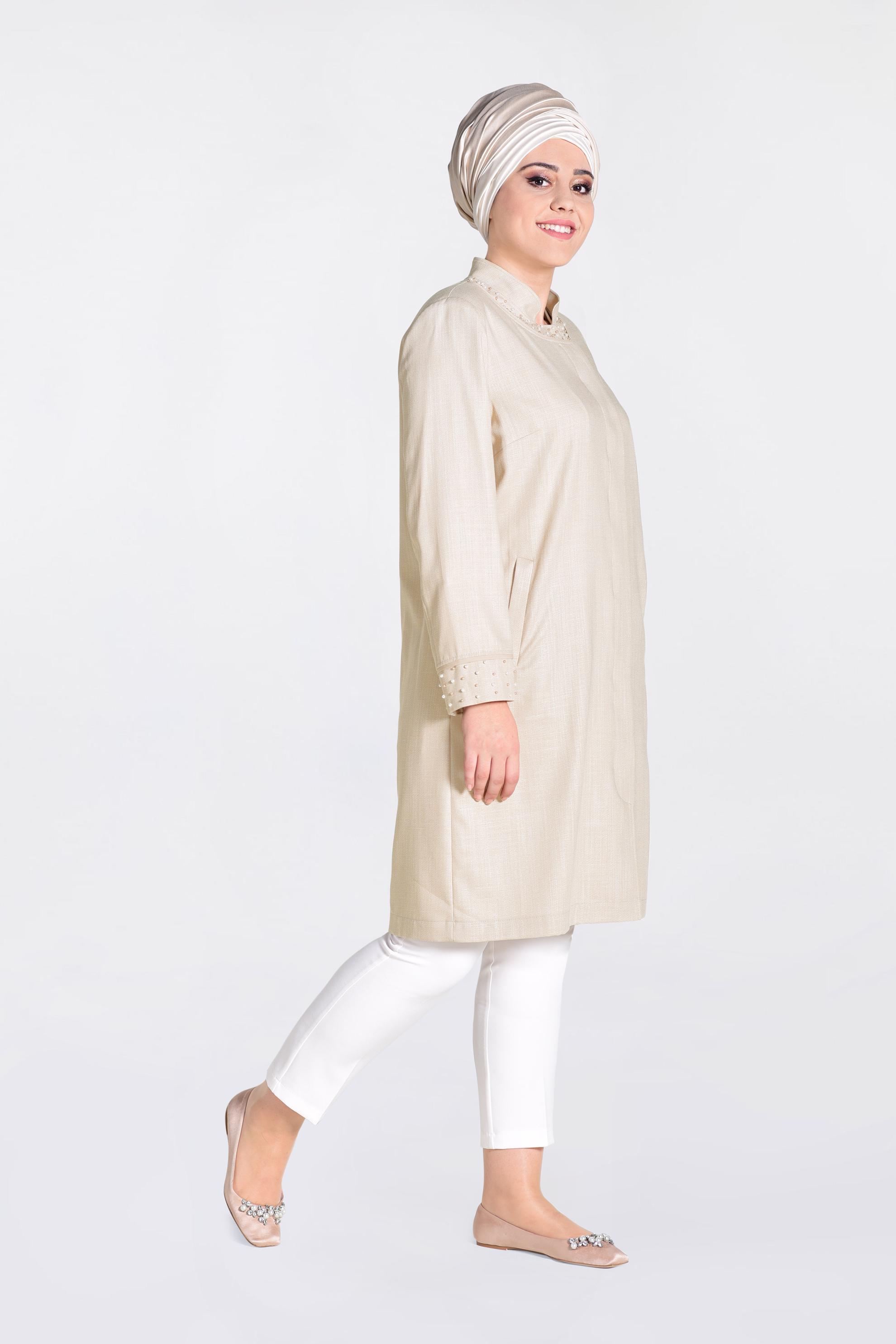 Vêtements hijab BEIGE IMPERMÉABLE À COL MAO AVEC PERLES 1298