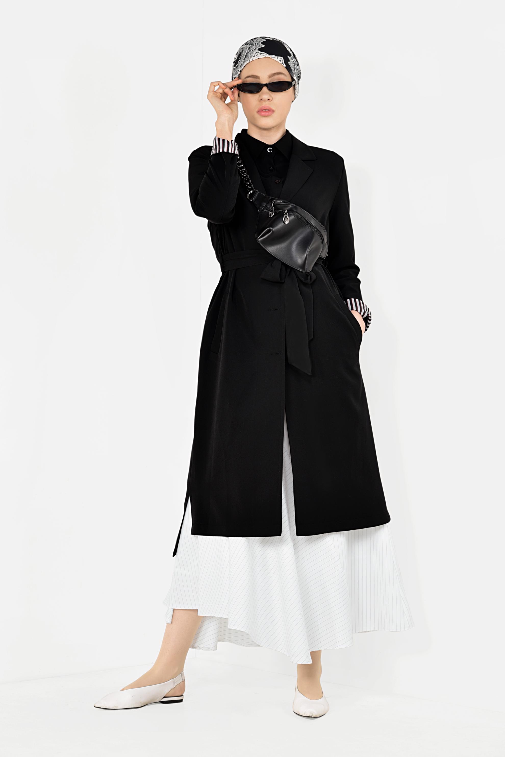 Tesettür giyim SİYAH ÇİZGİ DETAYLI BELİ KEMERLİ TRENÇKOT 1404