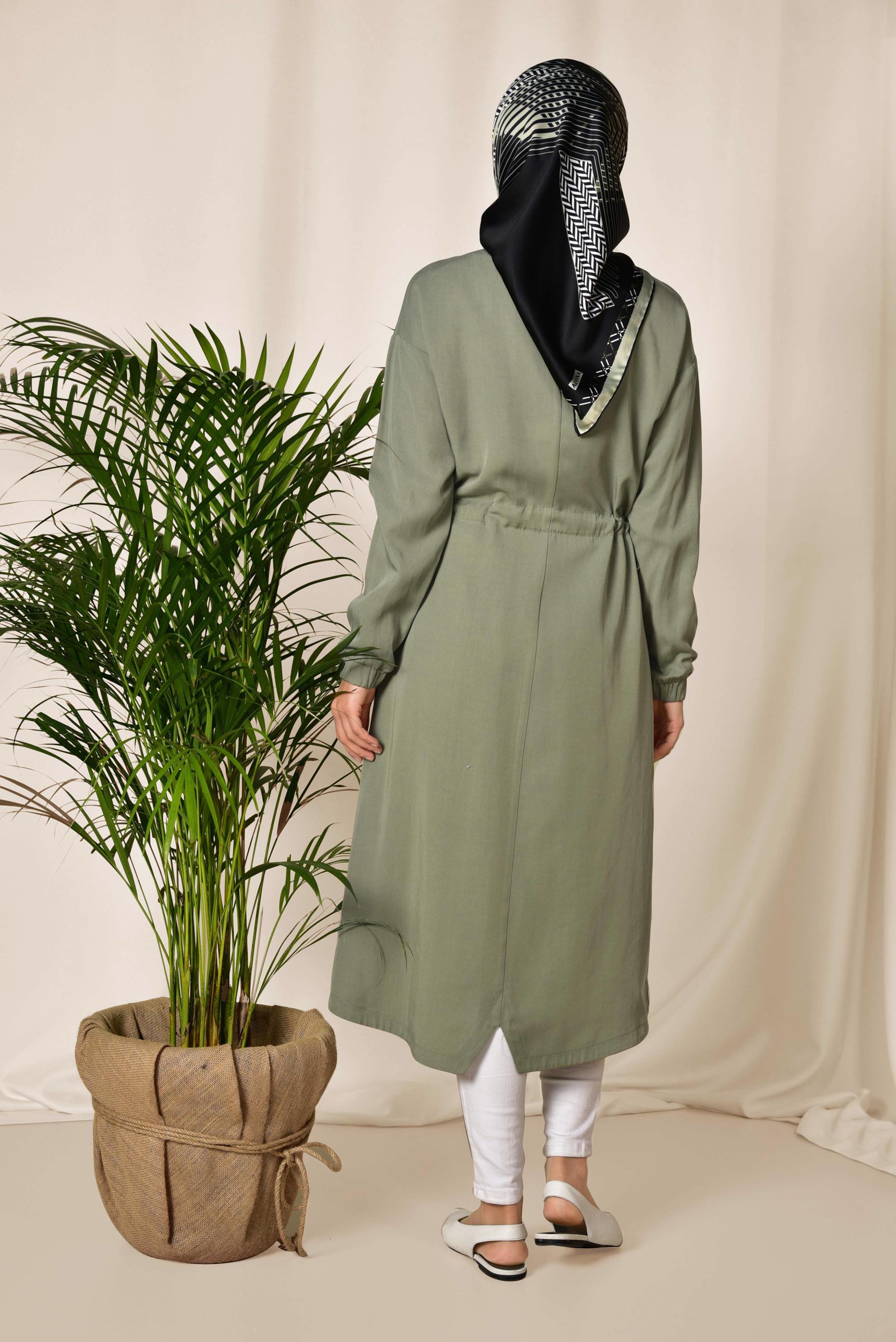 Tesettür giyim HAKİ BELİ BÜZGÜLÜ TENSEL TRENÇKOT 1408