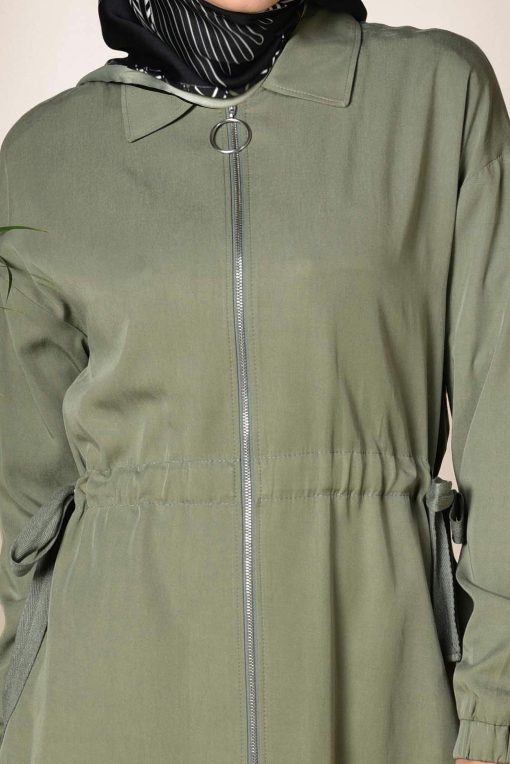 Tesettür giyim HAKİ BELİ BÜZGÜLÜ TENSEL TRENÇKOT 1408