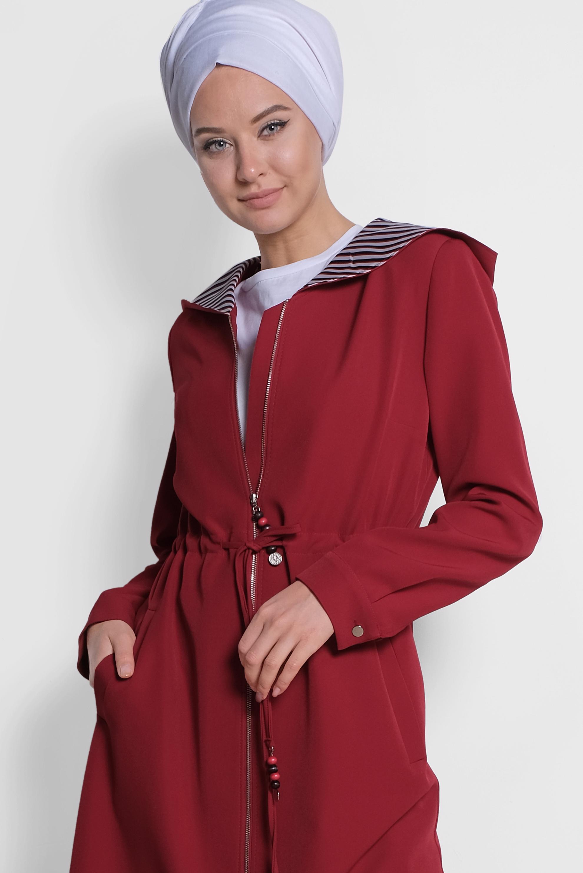 Tesettür giyim KIRMIZI BELİ BÜZGÜLÜ KAPÜŞONLU TRENÇKOT 1410