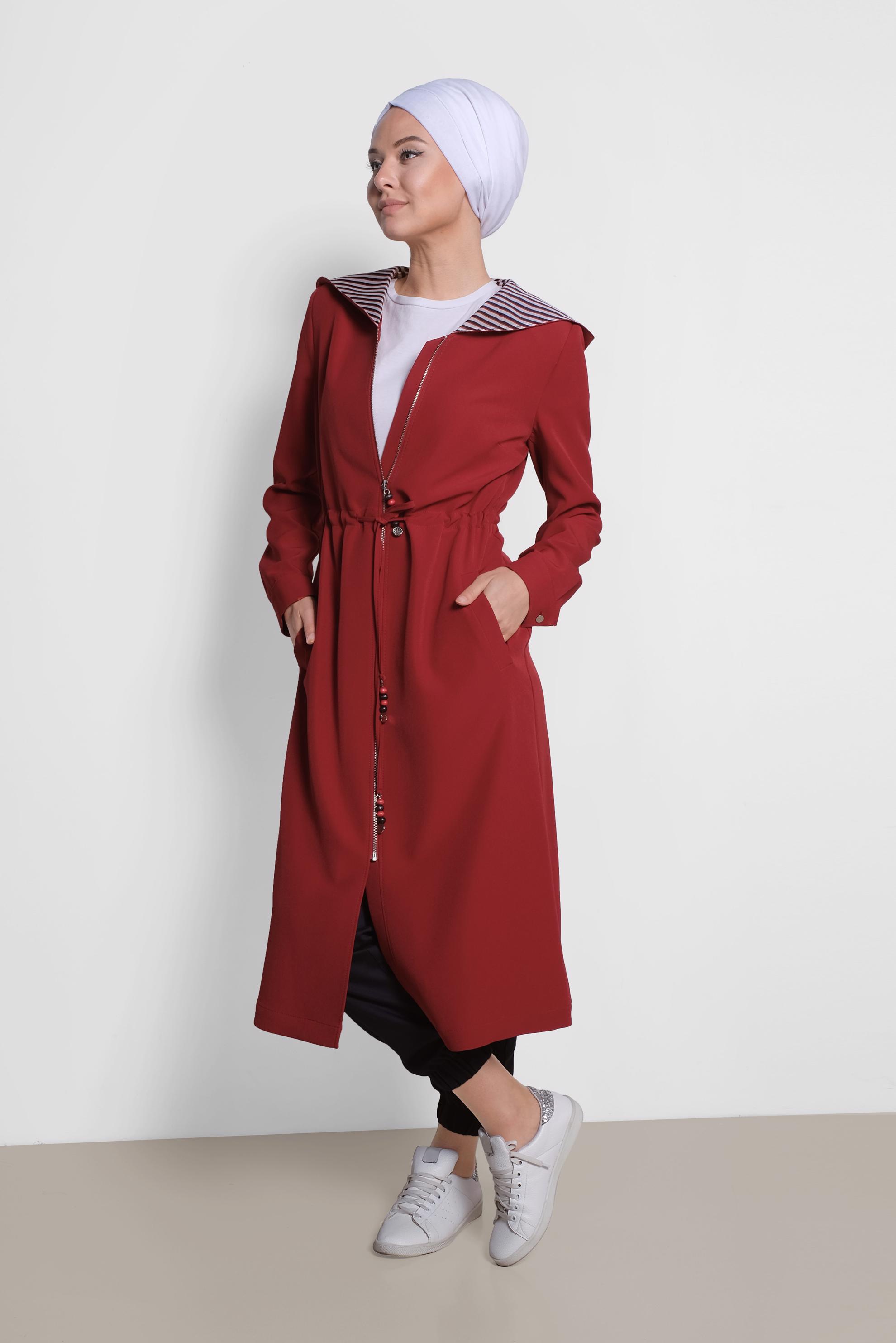 Tesettür giyim KIRMIZI BELİ BÜZGÜLÜ KAPÜŞONLU TRENÇKOT 1410