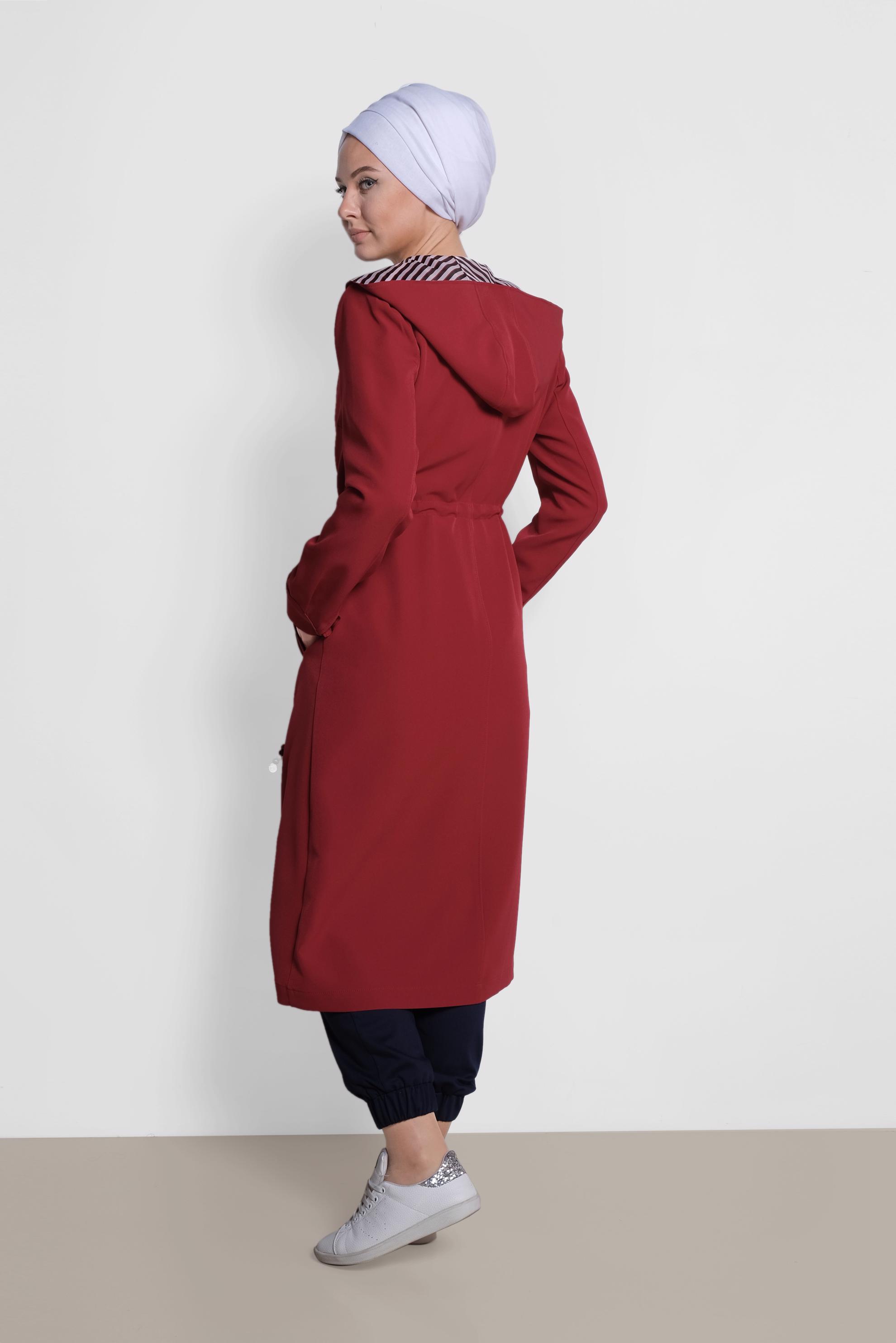 Tesettür giyim KIRMIZI BELİ BÜZGÜLÜ KAPÜŞONLU TRENÇKOT 1410