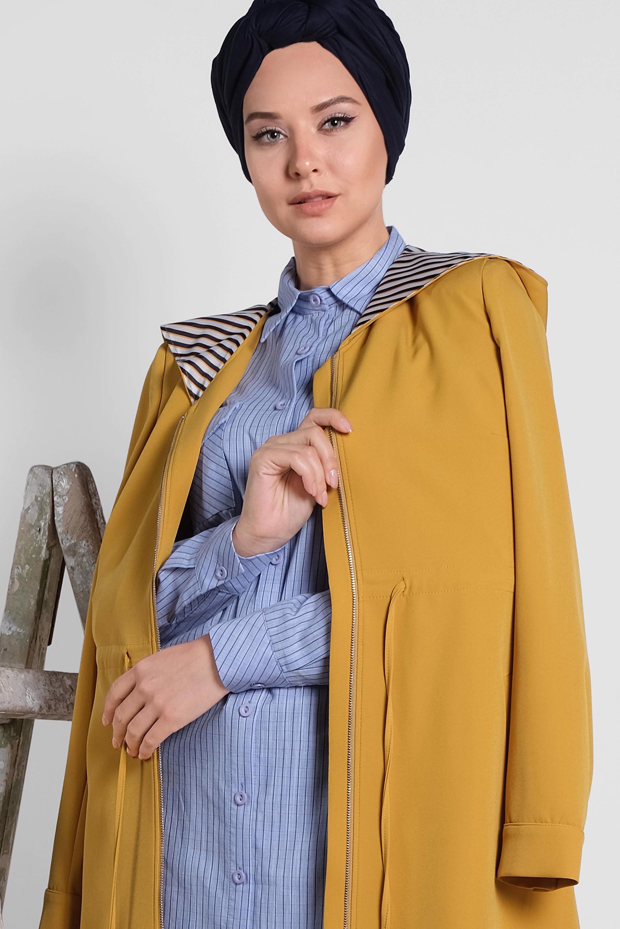 Tesettür giyim SARI BELİ BÜZGÜLÜ KAPÜŞONLU TRENÇKOT 1410