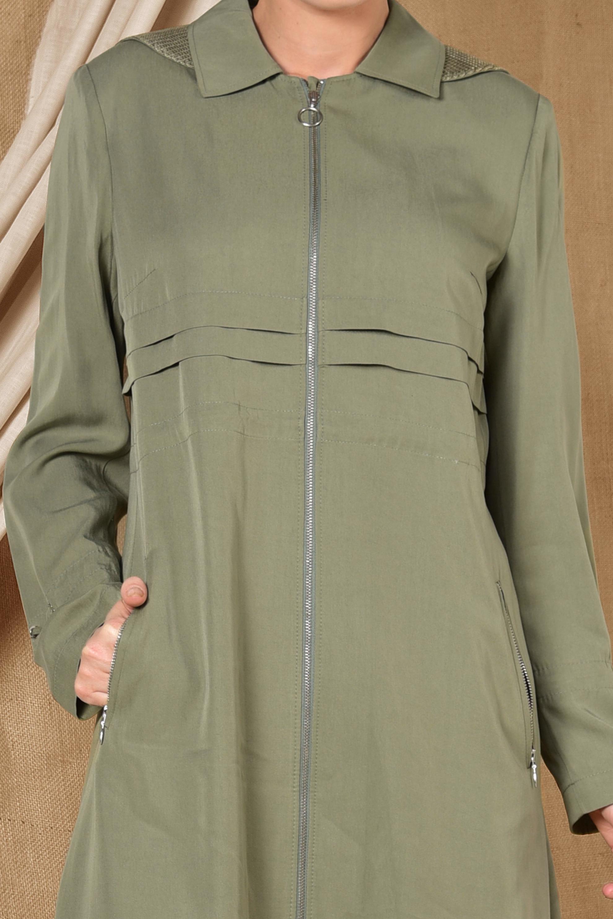 Tesettür giyim HAKİ BELİ BÜZGÜLÜ KAPÜŞONLU  BOYDAN FERMUARLI TRENÇKOT 1411