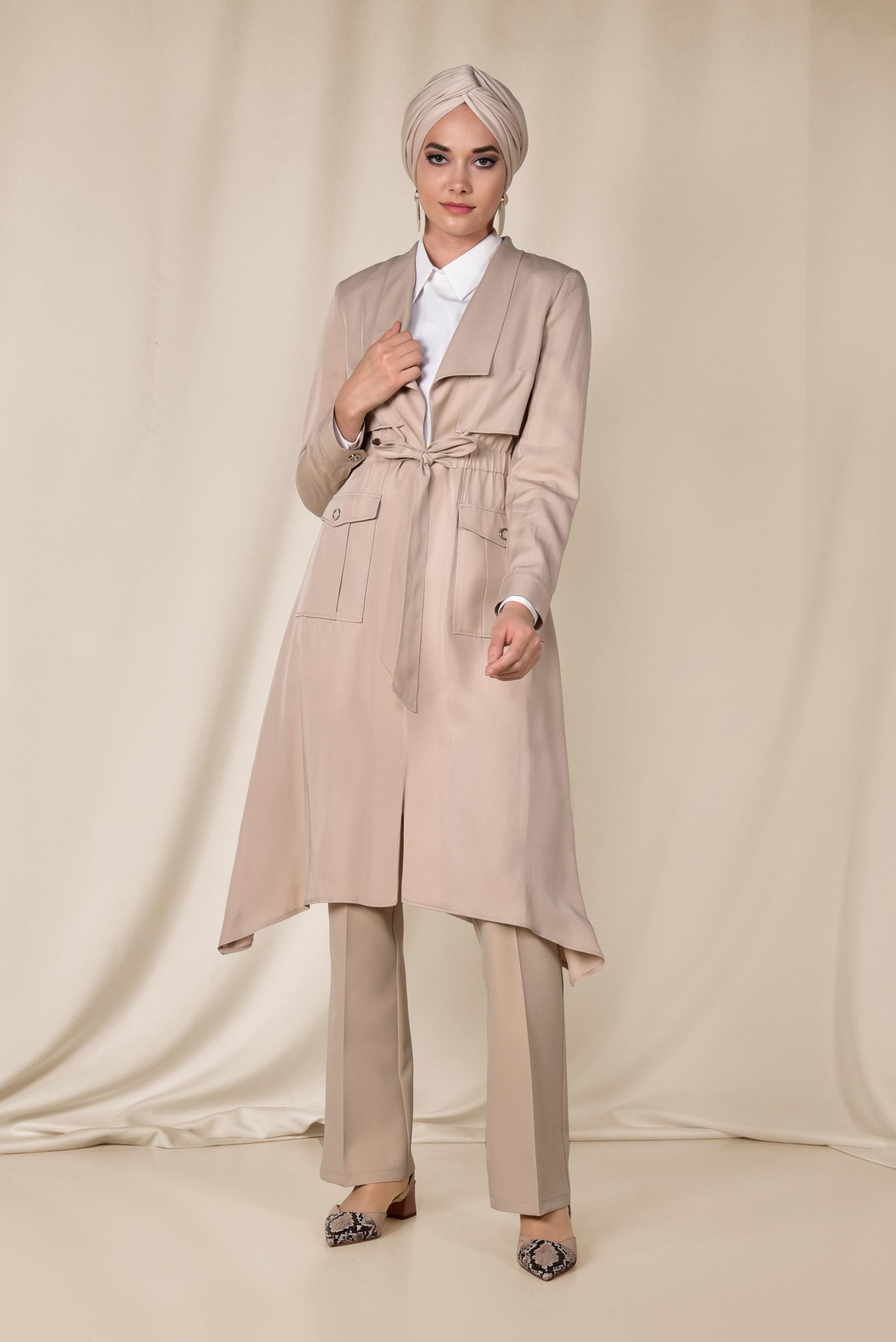 Tesettür giyim EKRU BELİ BAĞCIKLI ASİMETRİK KESİM TENSEL TRENÇKOT 1414