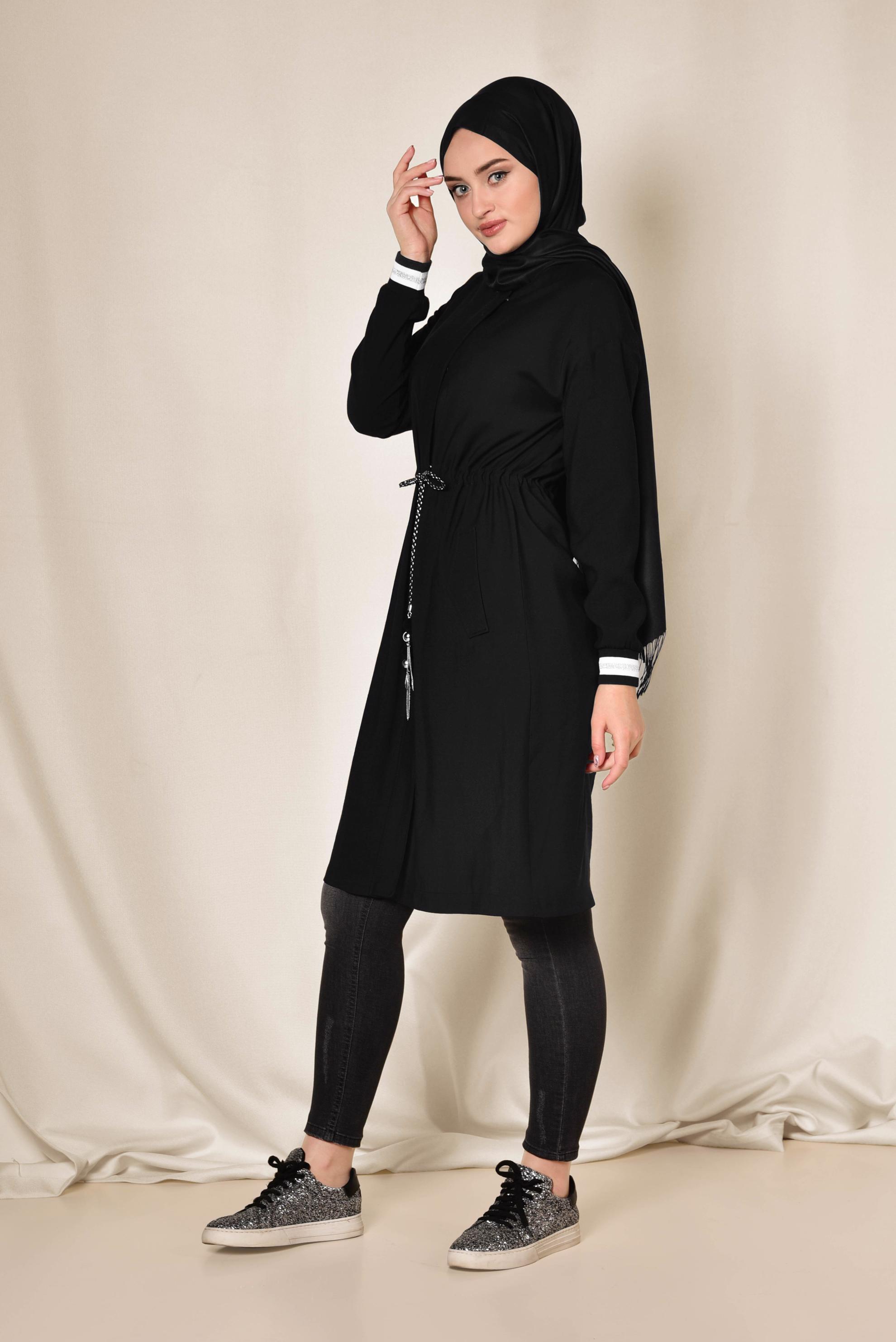 Tesettür giyim SİYAH BELİ BÜZGÜLÜ ZİNCİR DETAYLI TRENÇKOT 1425 