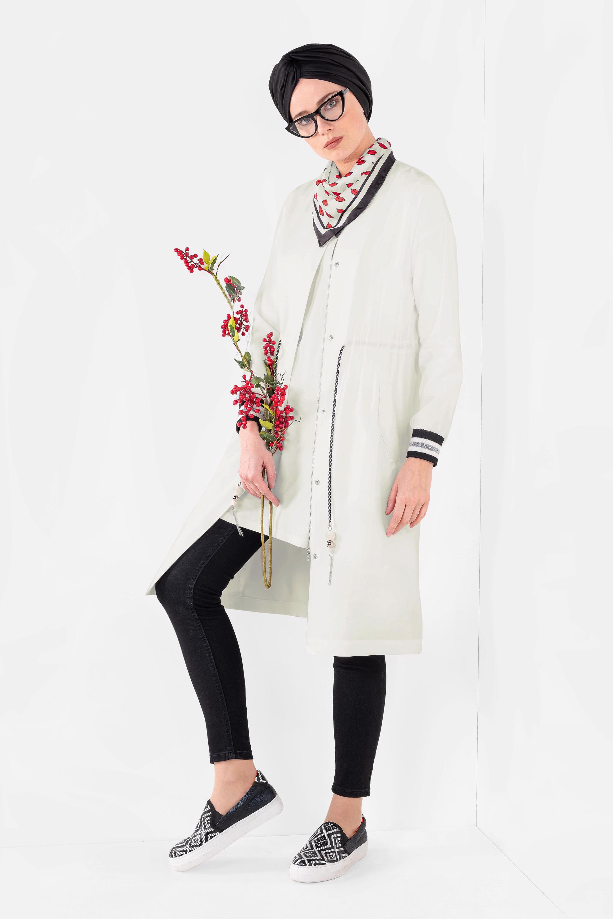 Tesettür giyim BEYAZ BELİ BÜZGÜLÜ ZİNCİR DETAYLI TRENÇKOT 1425 