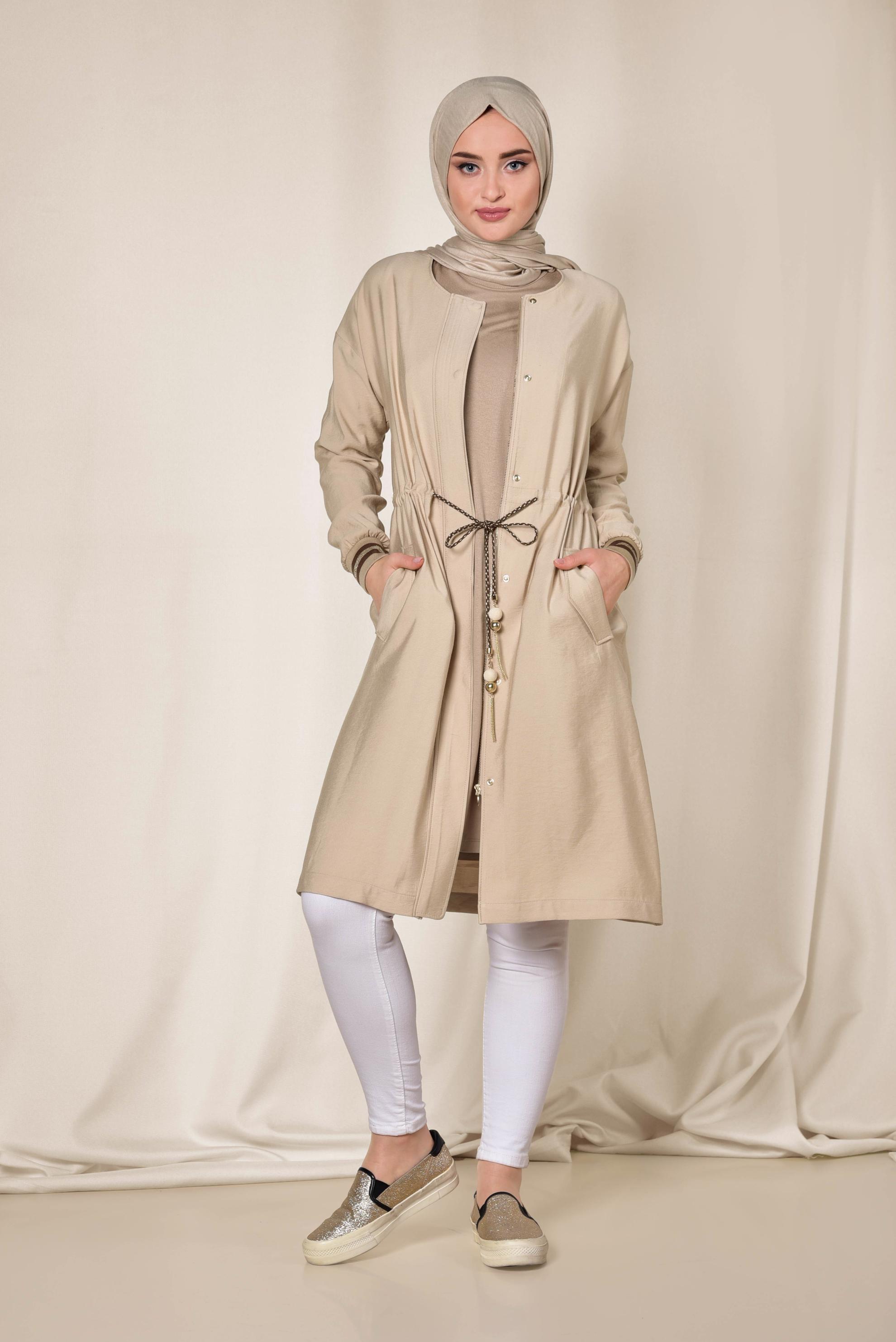 Tesettür giyim BEJ BELİ BÜZGÜLÜ ZİNCİR DETAYLI TRENÇKOT 1425 