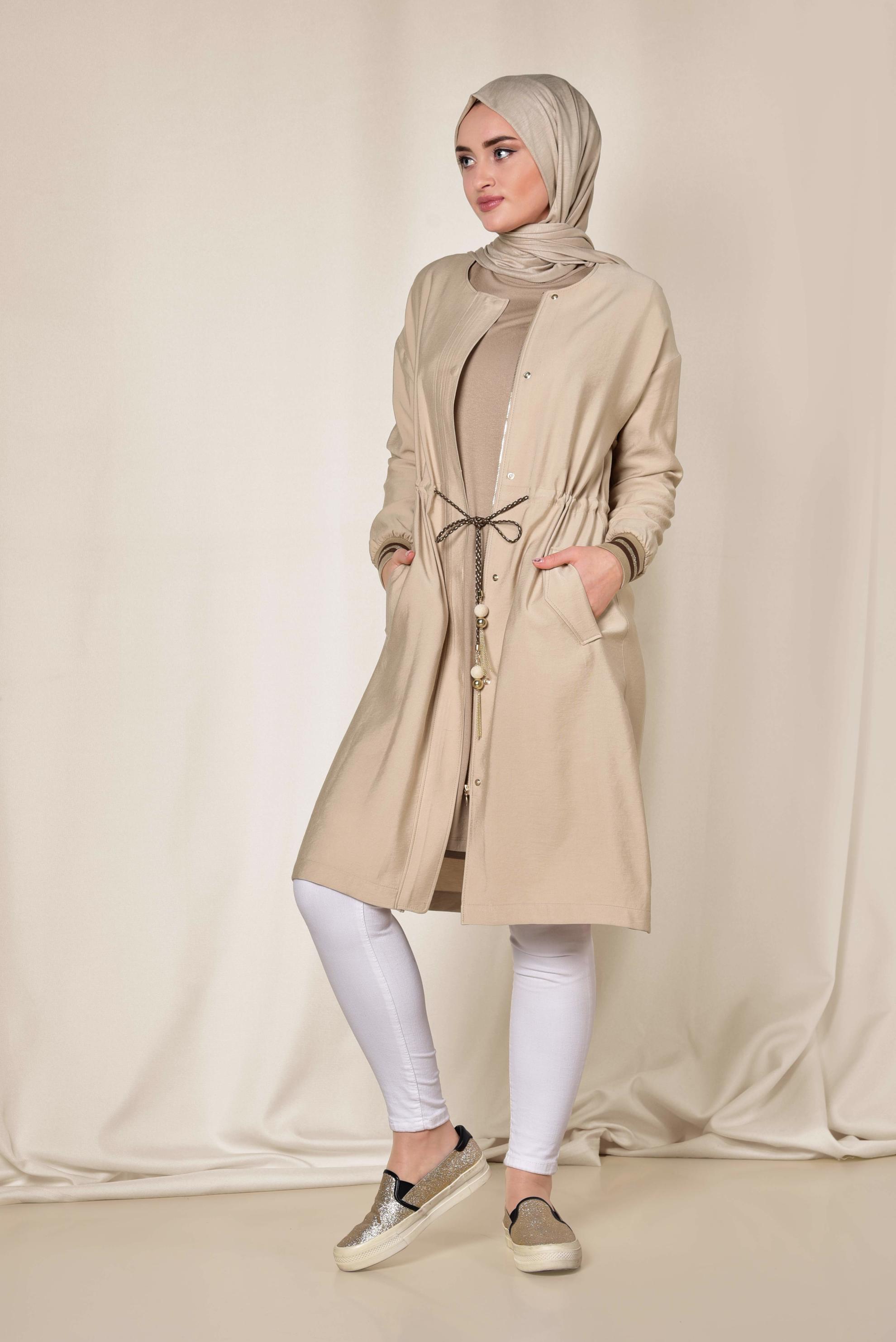 Tesettür giyim BEJ BELİ BÜZGÜLÜ ZİNCİR DETAYLI TRENÇKOT 1425 