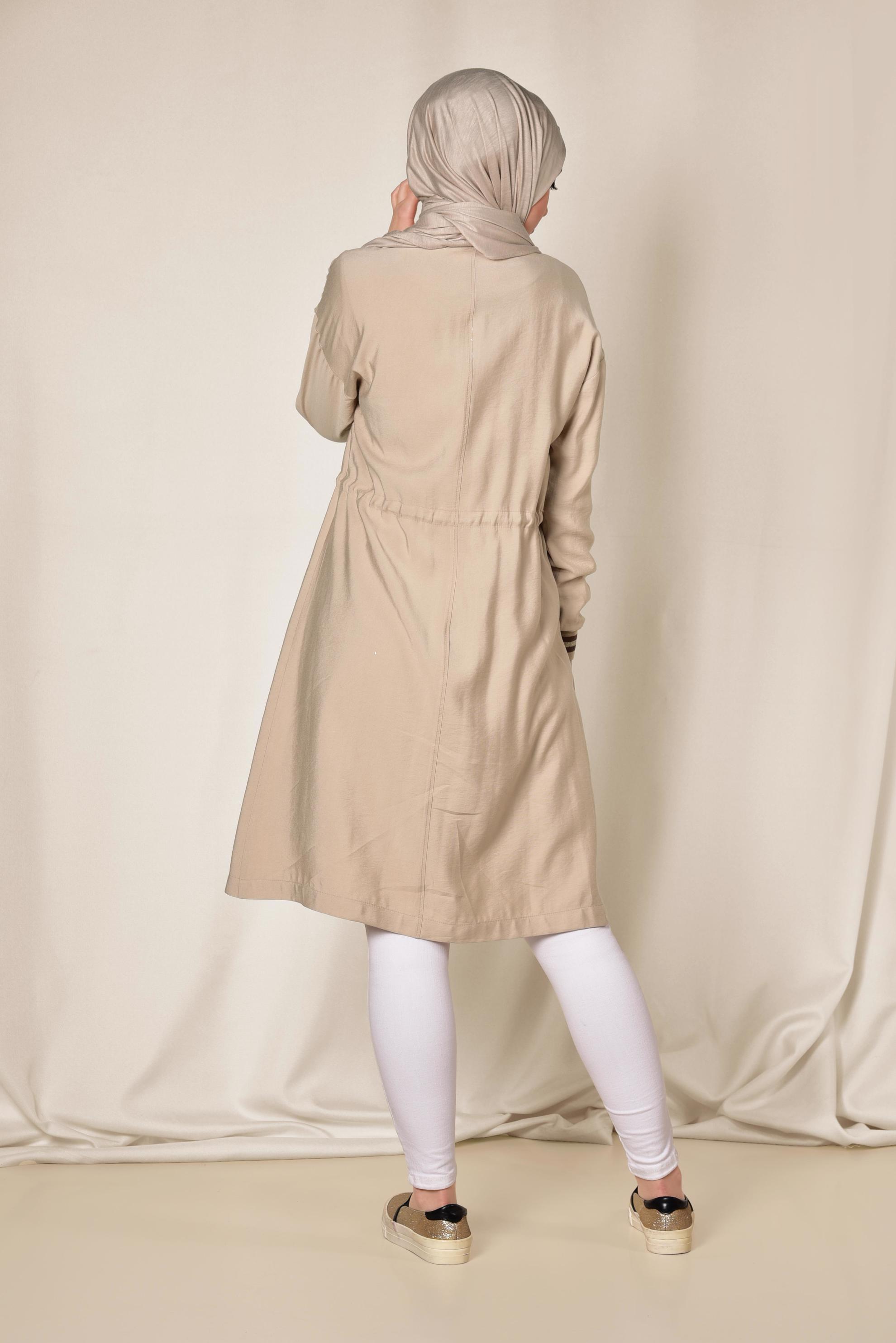 Tesettür giyim BEJ BELİ BÜZGÜLÜ ZİNCİR DETAYLI TRENÇKOT 1425 