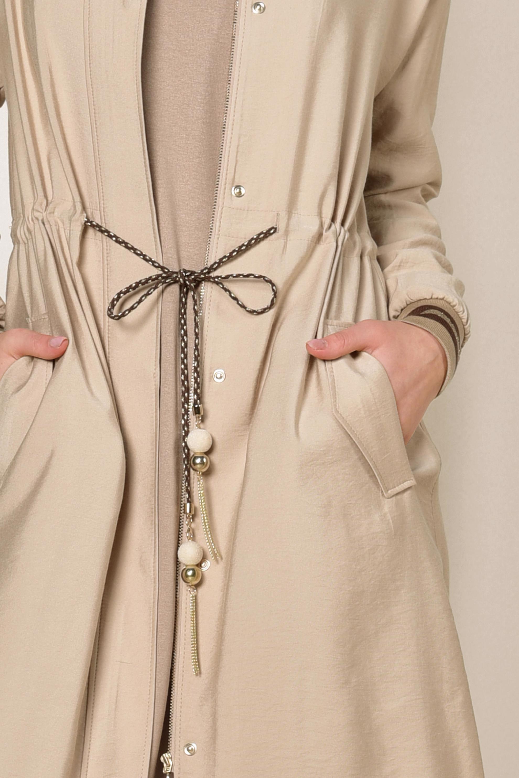 Tesettür giyim BEJ BELİ BÜZGÜLÜ ZİNCİR DETAYLI TRENÇKOT 1425 