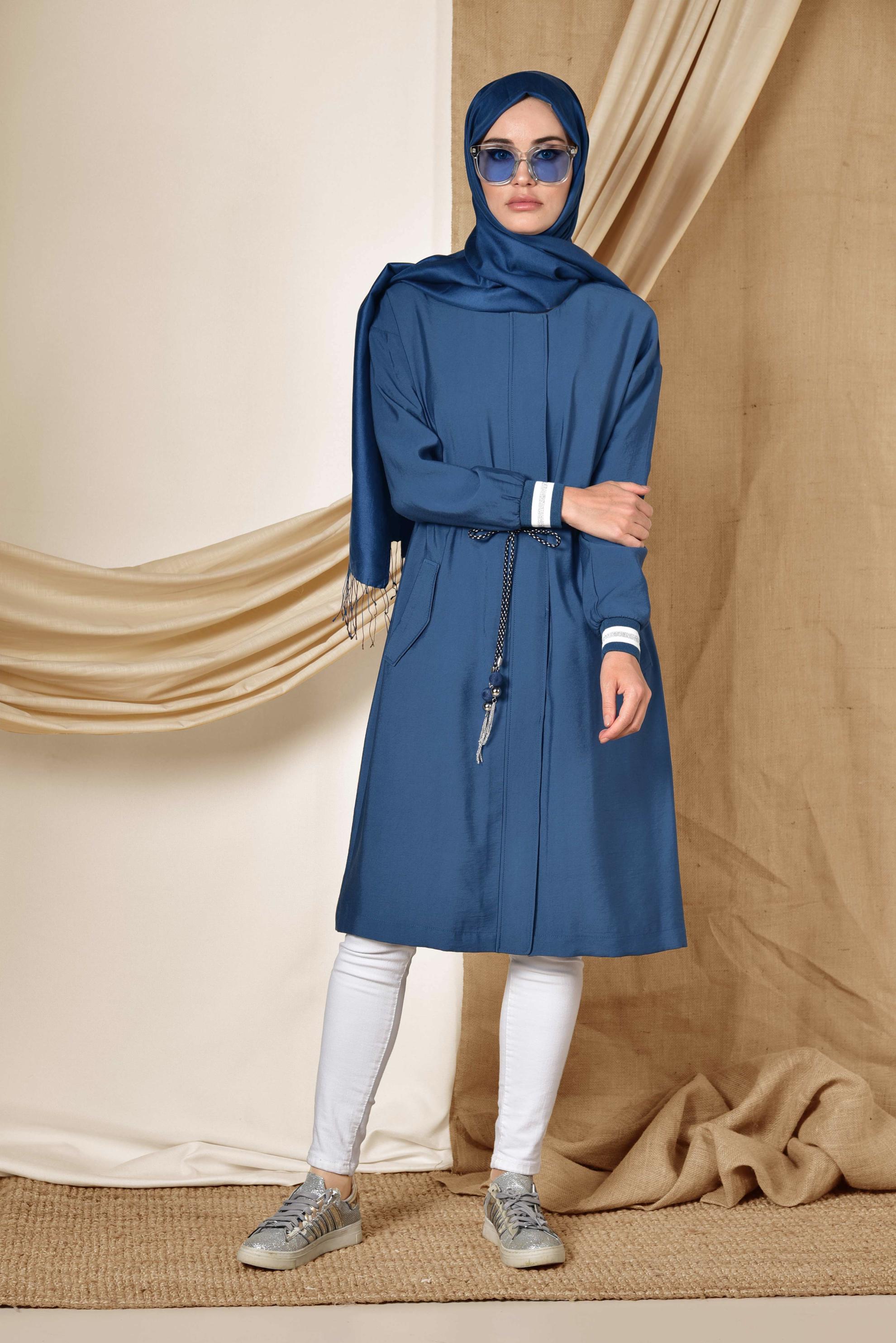 Tesettür giyim LACİVERT BELİ BÜZGÜLÜ ZİNCİR DETAYLI TRENÇKOT 1425 