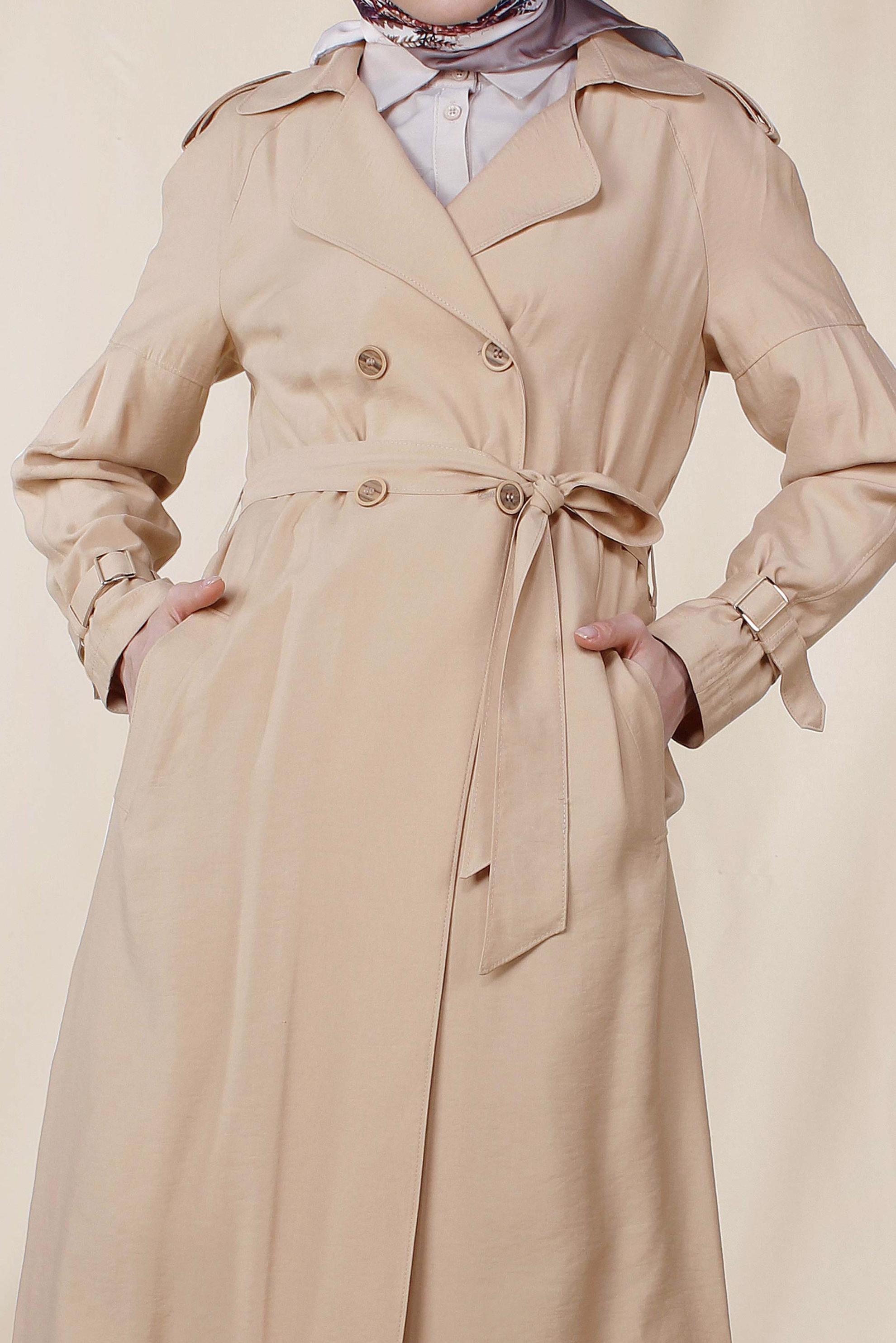 Tesettür giyim BEJ DÜĞMELİ VE KEMERLİ SPOR TRENÇKOT 1429