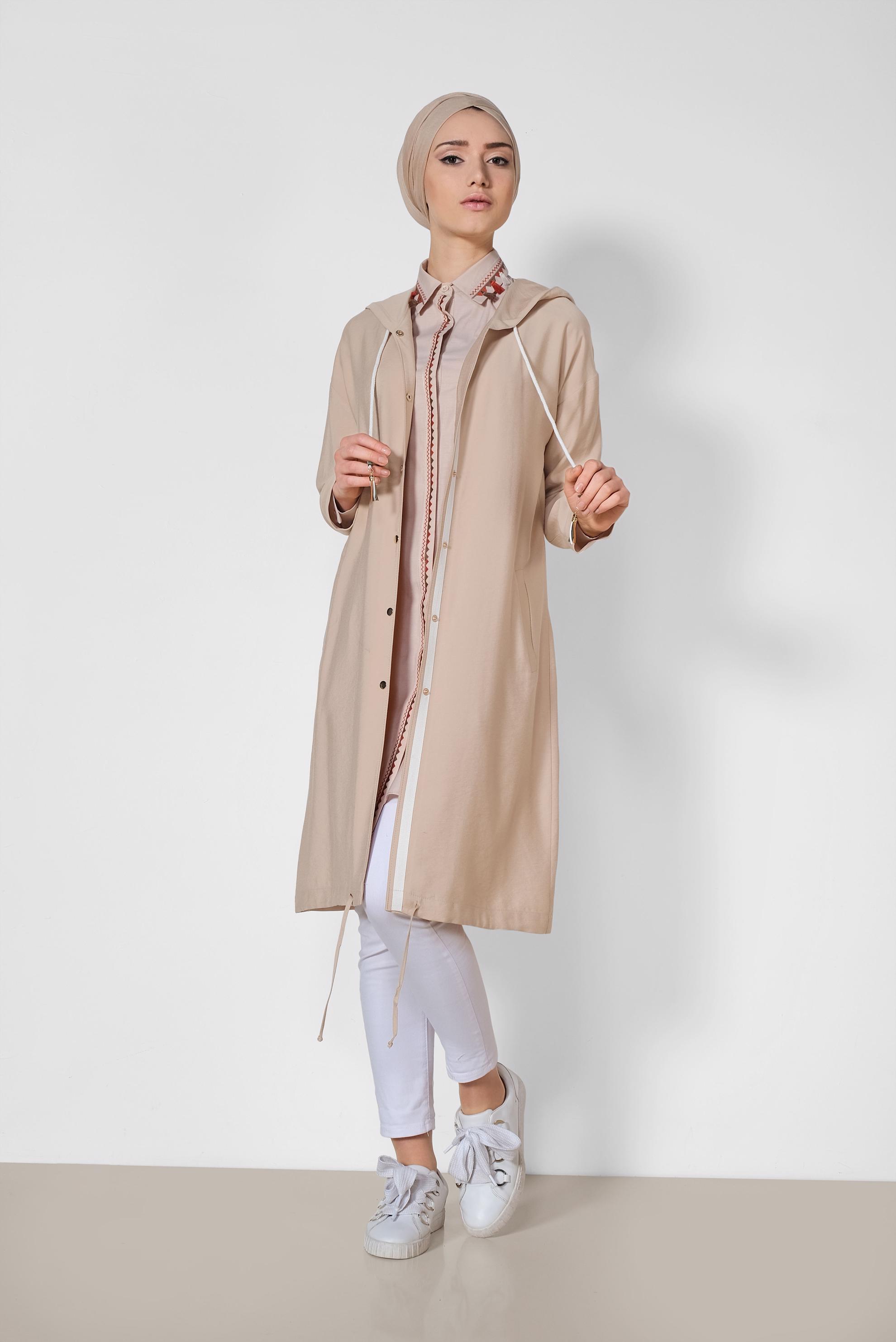 Tesettür giyim BEJ KAPÜŞONLU ÇITÇITLI SPOR TRENÇKOT 1440