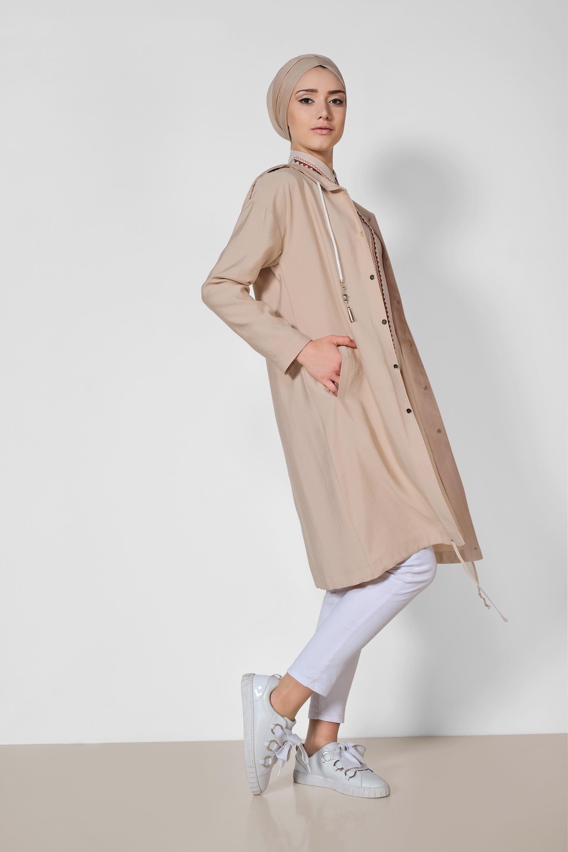 Tesettür giyim BEJ KAPÜŞONLU ÇITÇITLI SPOR TRENÇKOT 1440
