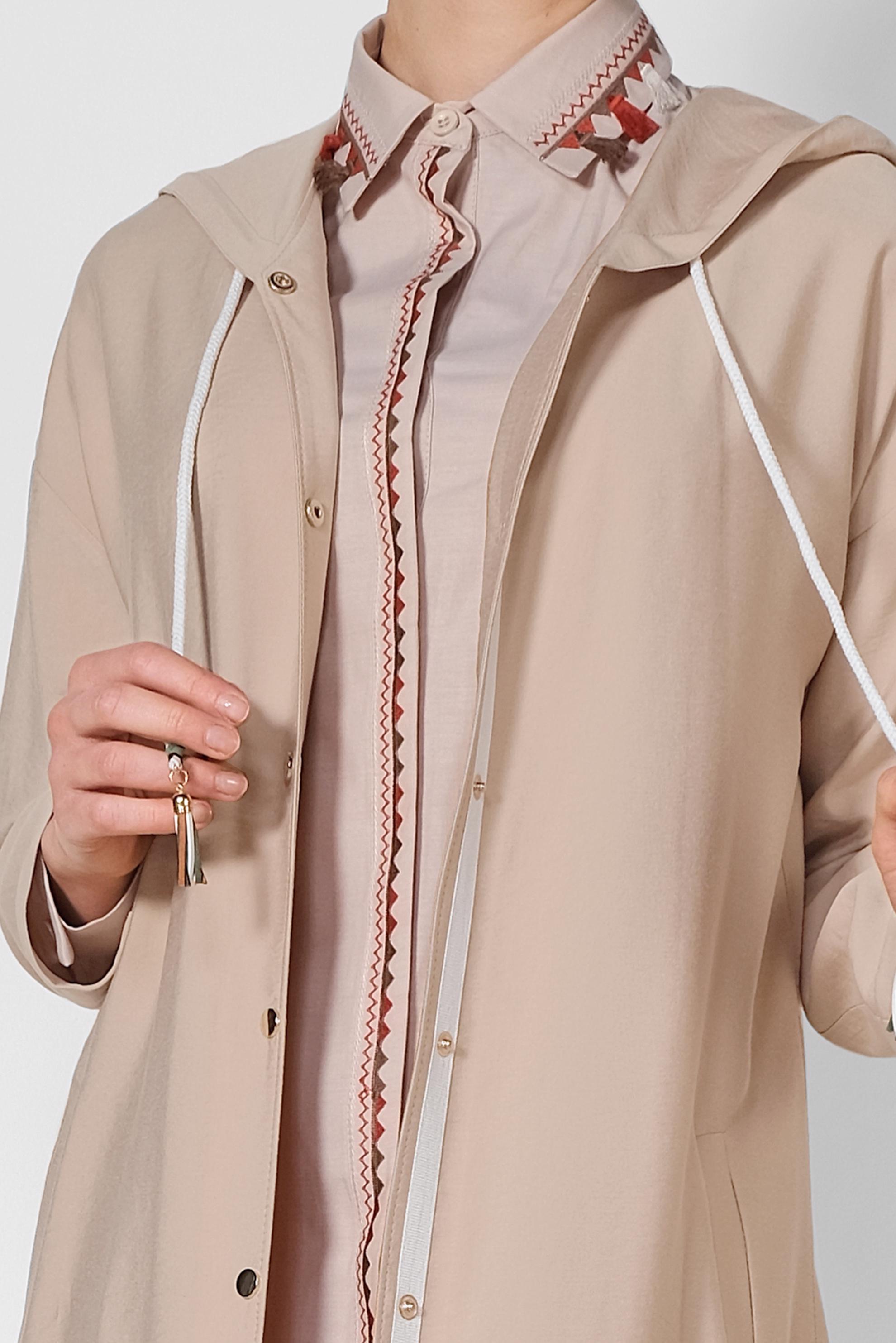 Tesettür giyim BEJ KAPÜŞONLU ÇITÇITLI SPOR TRENÇKOT 1440