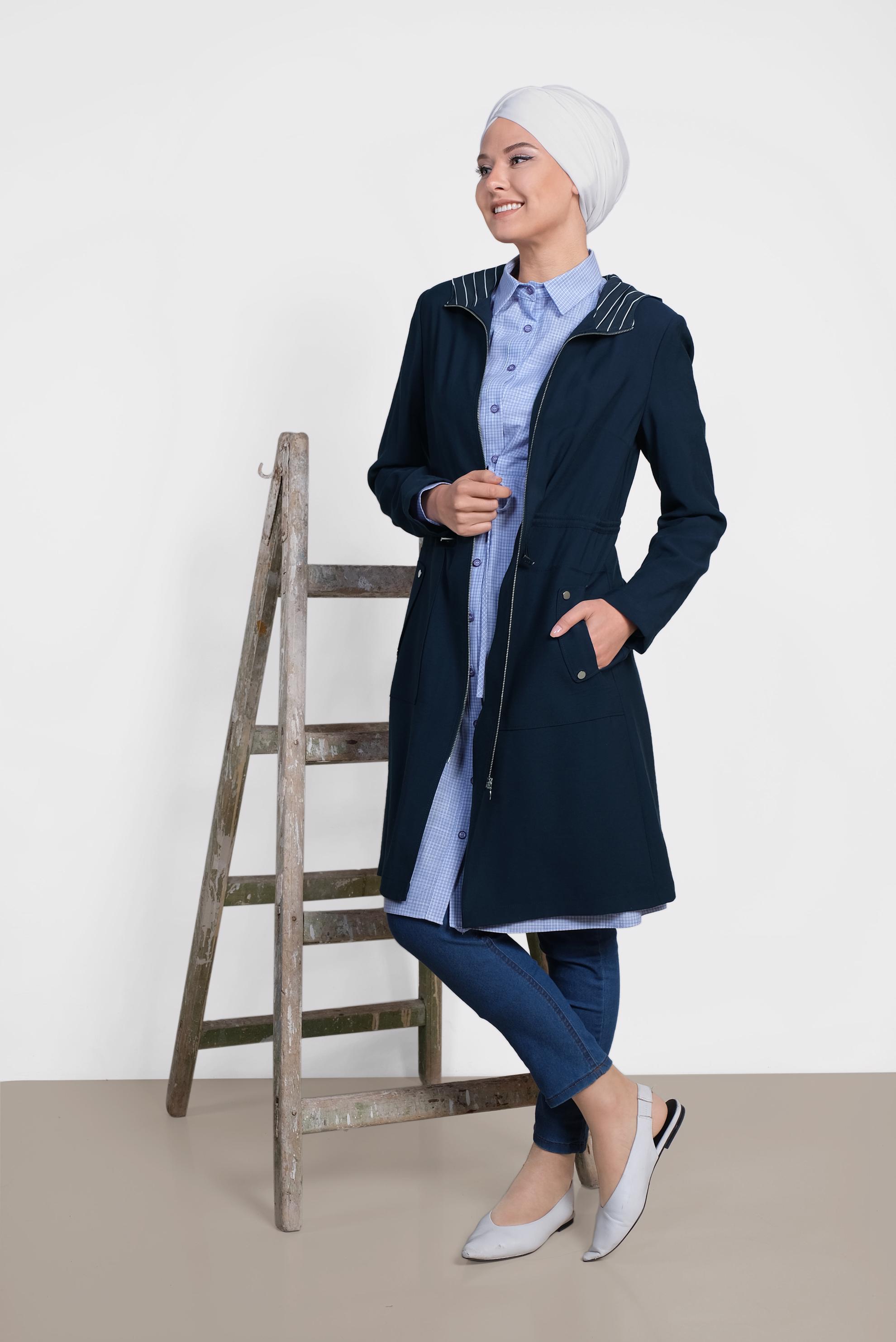 Tesettür giyim LACİVERT BELİ BÜZGÜLÜ KAPÜŞONLU TRENÇKOT 1441