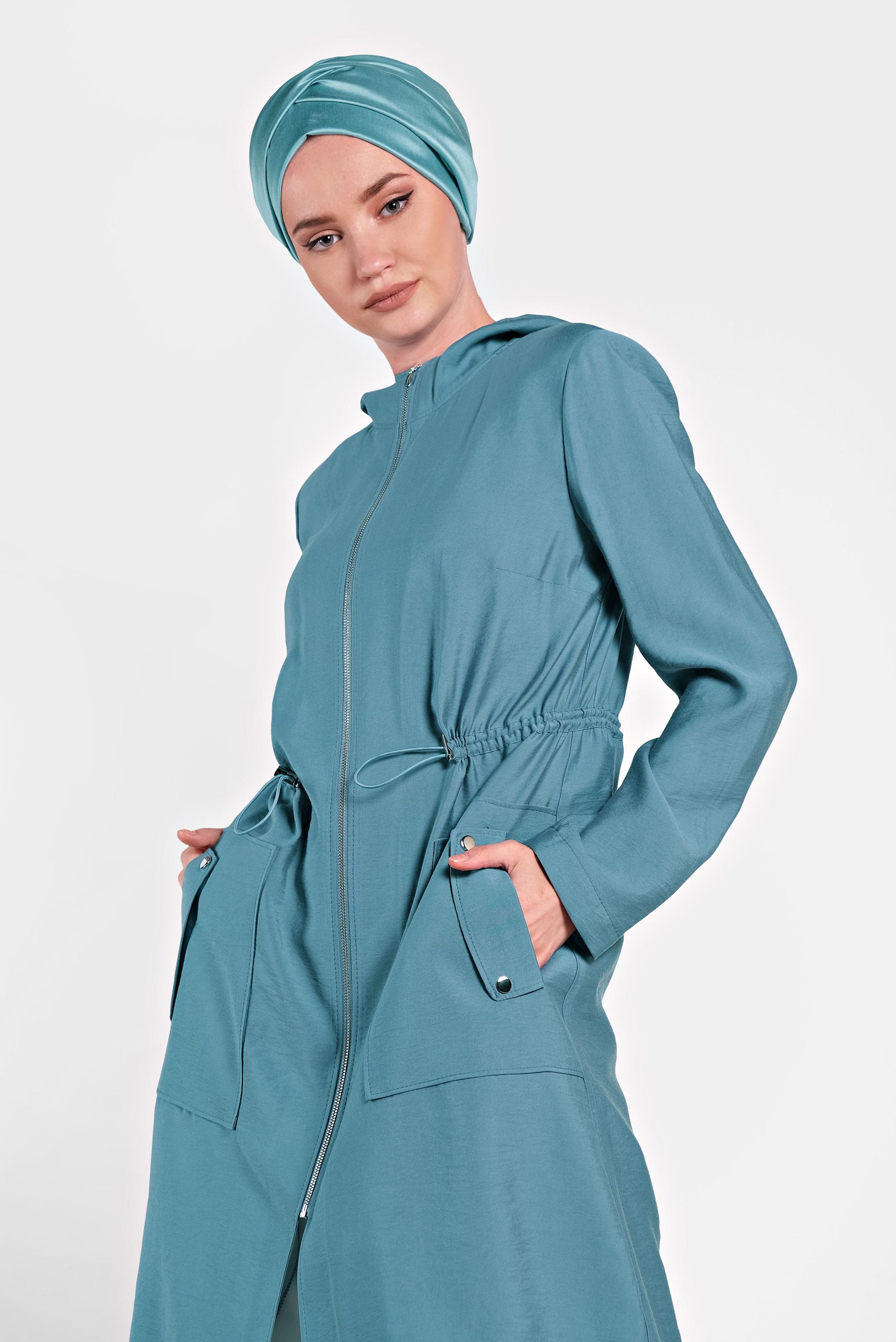 Tesettür giyim MAVİ BELİ BÜZGÜLÜ KAPÜŞONLU TRENÇKOT 1441