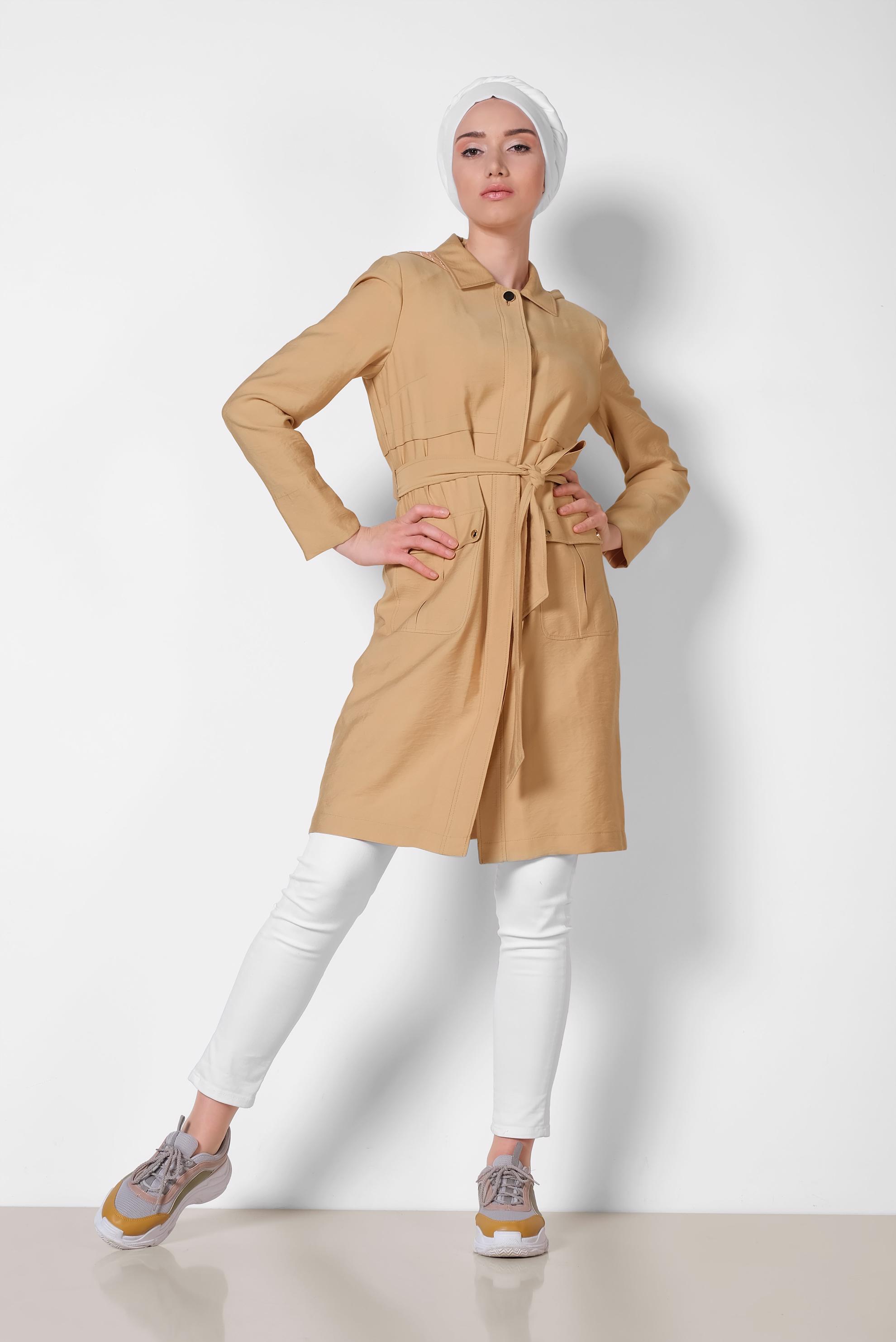 Tesettür giyim SARI ÖNDEN DÜĞMELİ İKİ YANI CEPLİ TRENÇKOT 1442 