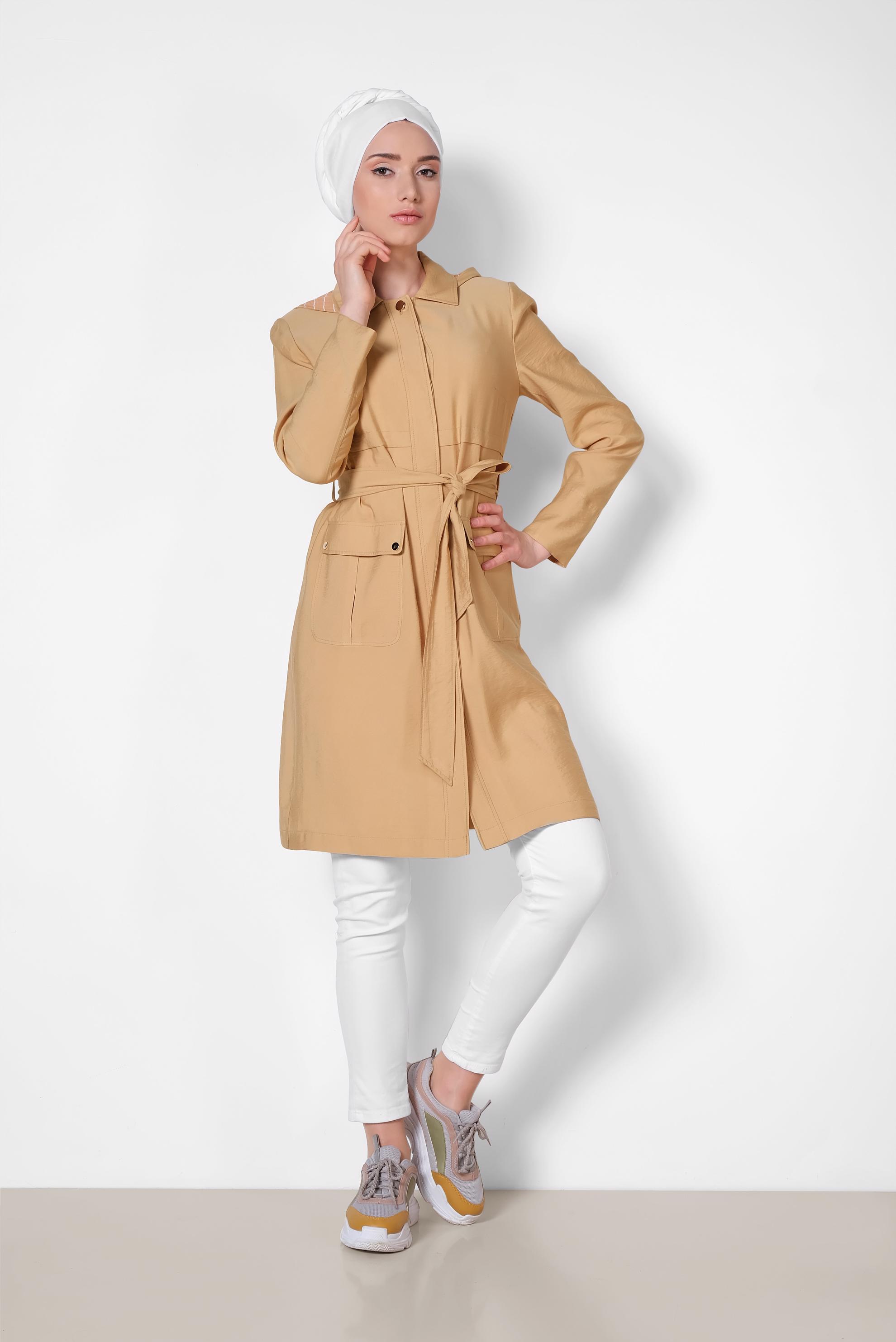 Tesettür giyim SARI ÖNDEN DÜĞMELİ İKİ YANI CEPLİ TRENÇKOT 1442 