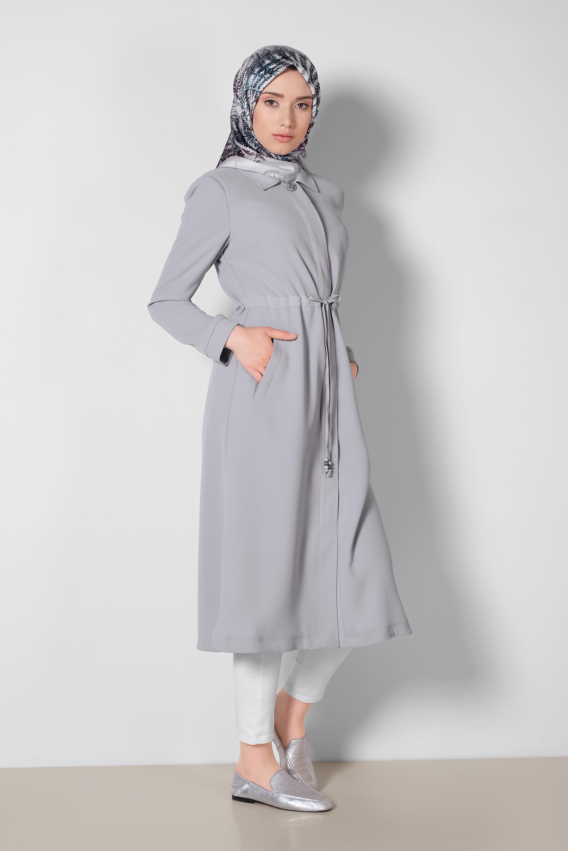 Tesettür giyim GRİ ÖNDEN GİZLİ DÜĞMELİ BELİ BÜZGÜLÜ TRENÇKOT 1450