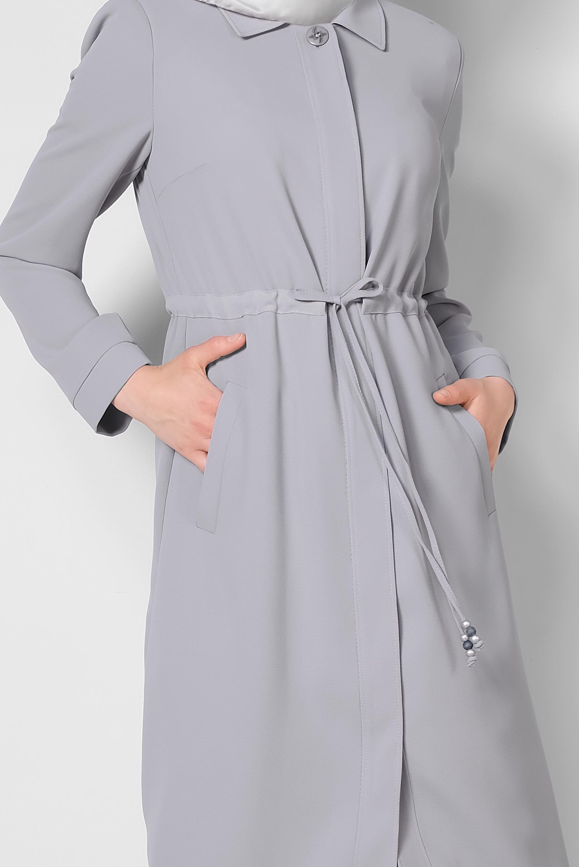 Tesettür giyim GRİ ÖNDEN GİZLİ DÜĞMELİ BELİ BÜZGÜLÜ TRENÇKOT 1450