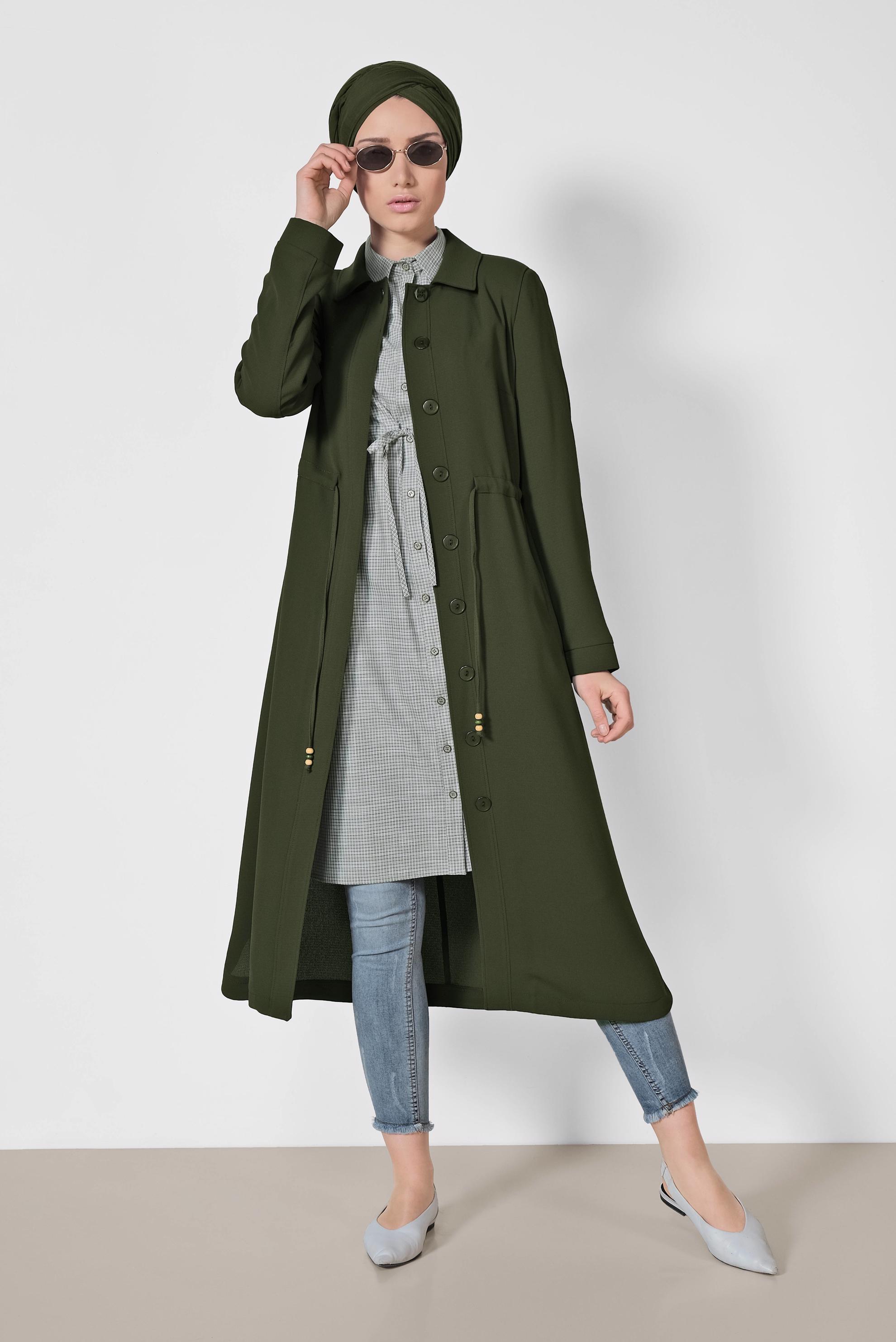 Tesettür giyim HAKİ ÖNDEN GİZLİ DÜĞMELİ BELİ BÜZGÜLÜ TRENÇKOT 1450