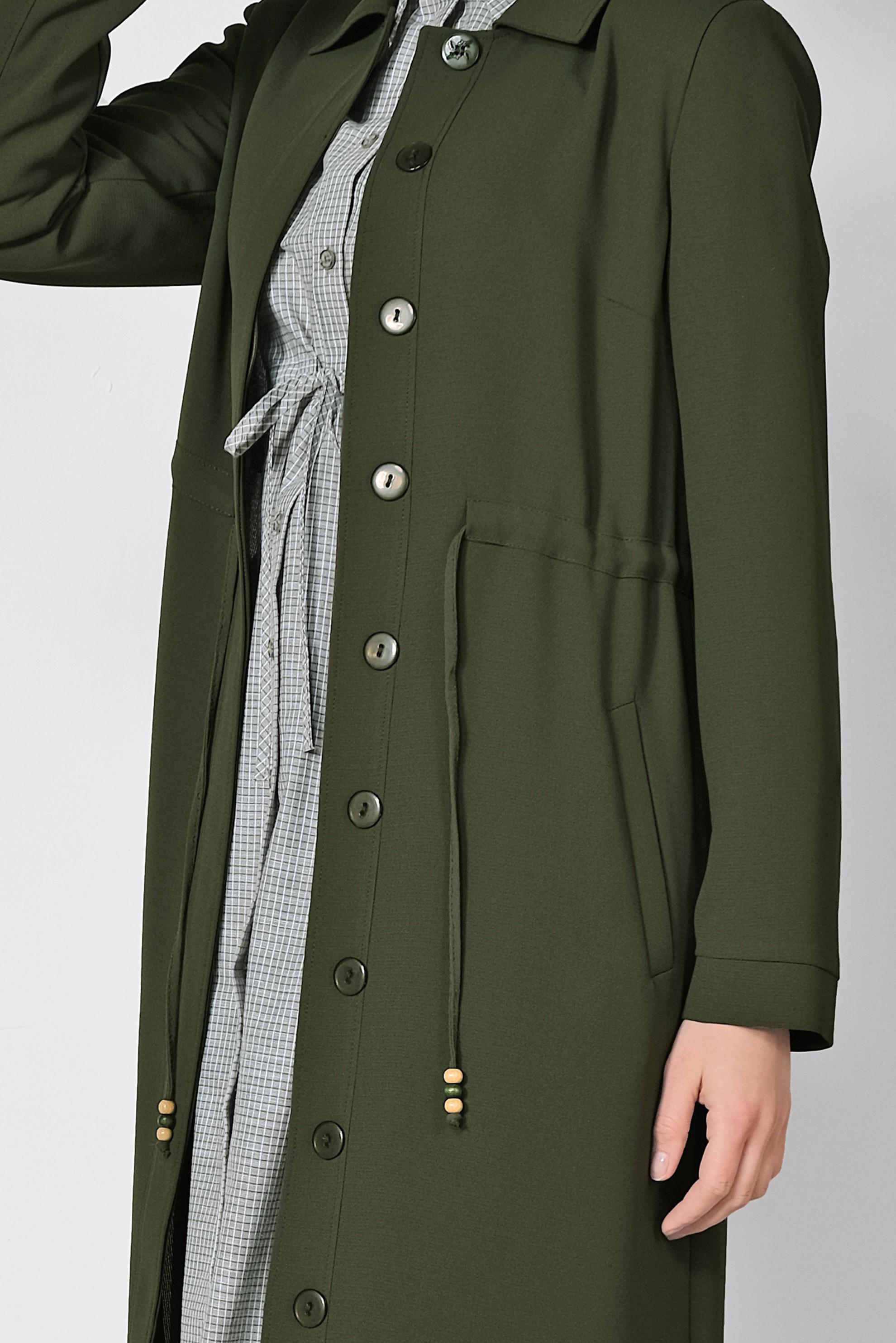 Tesettür giyim HAKİ ÖNDEN GİZLİ DÜĞMELİ BELİ BÜZGÜLÜ TRENÇKOT 1450