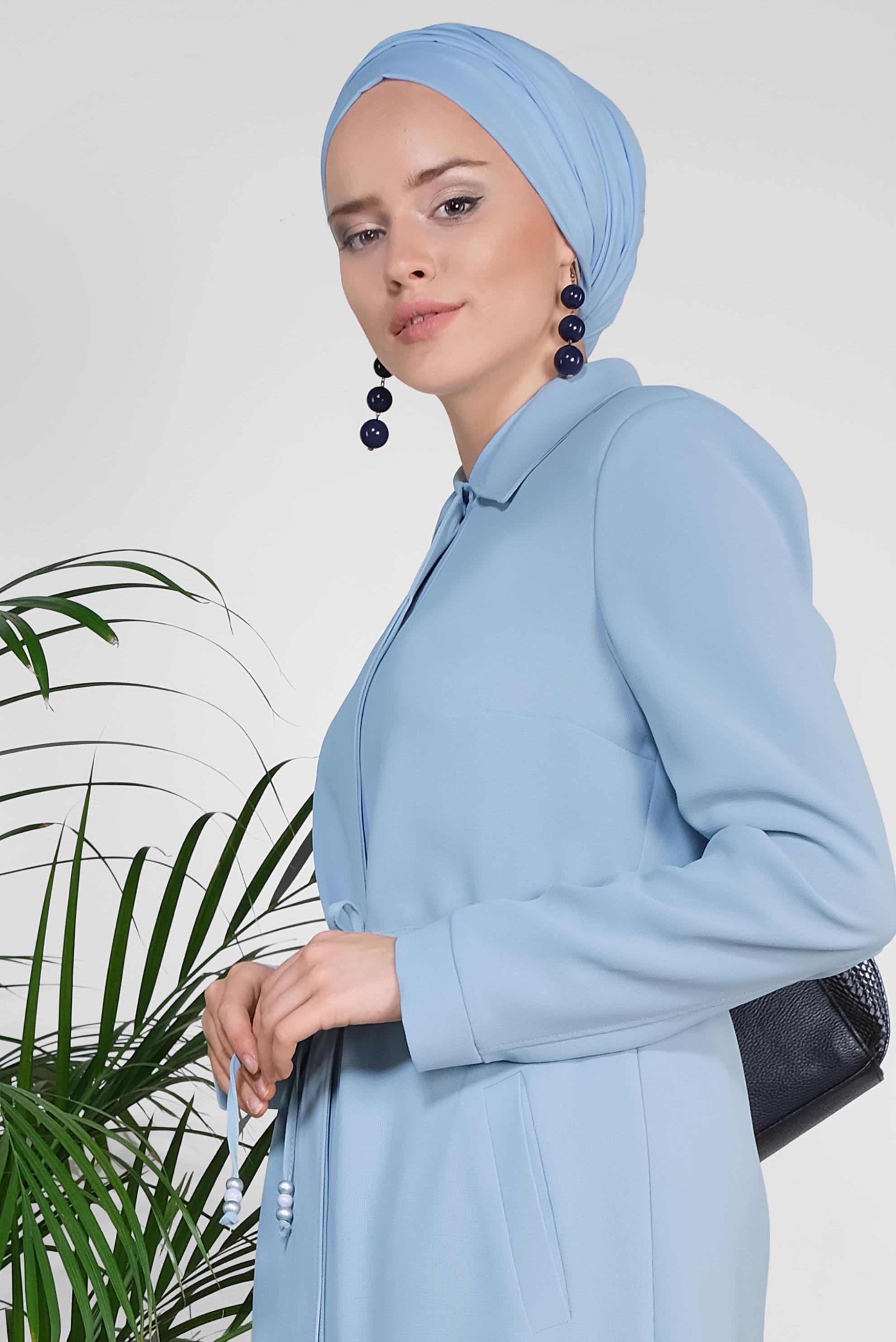 Tesettür giyim MAVİ ÖNDEN GİZLİ DÜĞMELİ BELİ BÜZGÜLÜ TRENÇKOT 1450