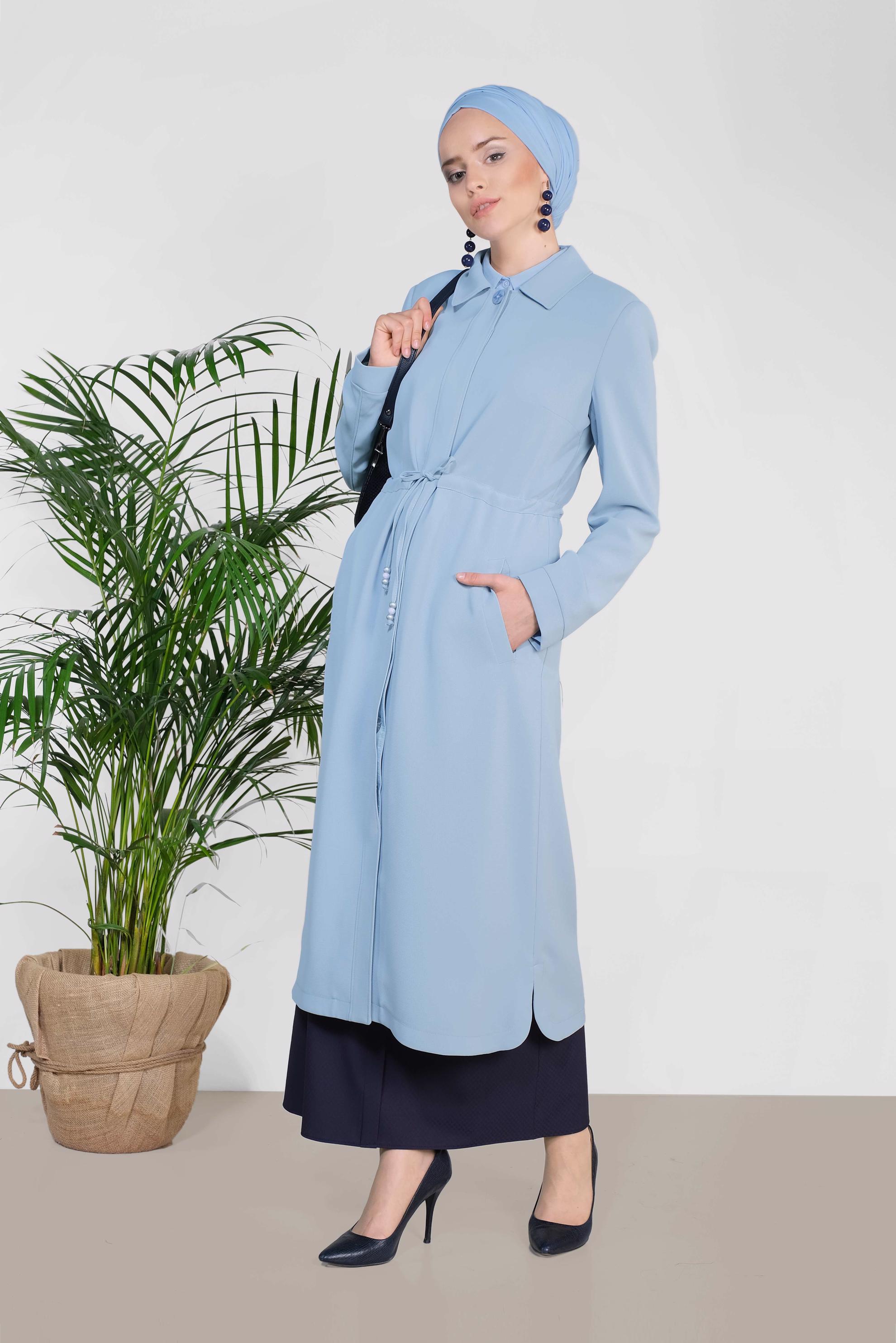 Tesettür giyim MAVİ ÖNDEN GİZLİ DÜĞMELİ BELİ BÜZGÜLÜ TRENÇKOT 1450