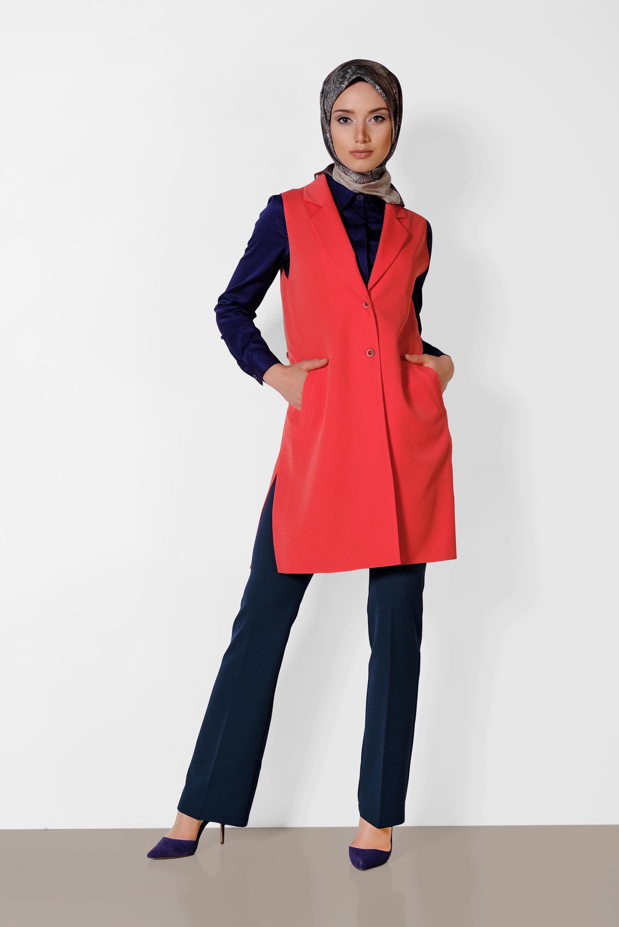 Tesettür giyim KIRMIZI YANDAN YIRTMAÇLI ÖNDEN DÜĞMELİ YELEK 4185