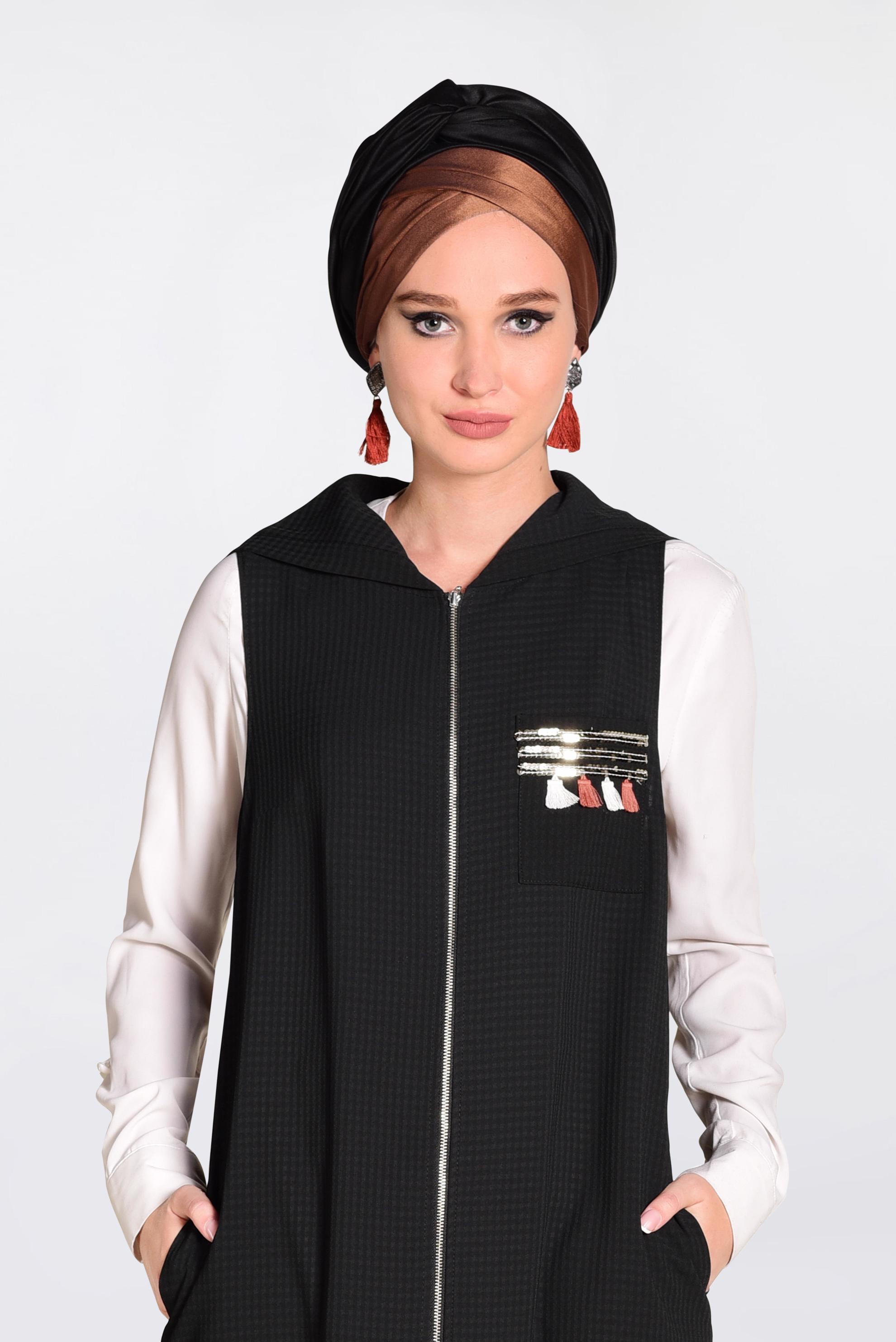 Tesettür giyim SİYAH PUL VE PÜSKÜL DETAYLI KAPÜŞONLU YELEK 4388