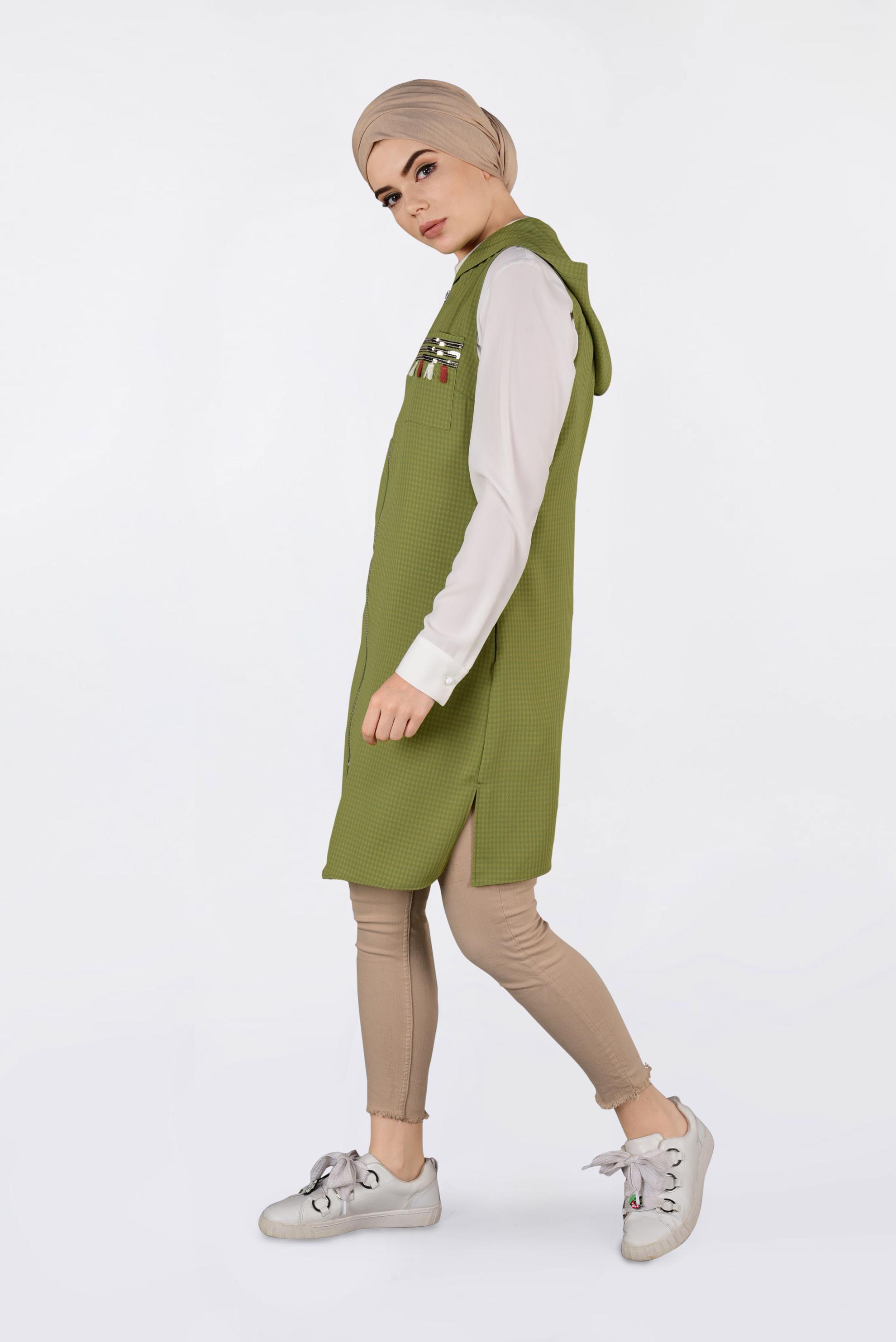 Tesettür giyim YEŞİL PUL VE PÜSKÜL DETAYLI KAPÜŞONLU YELEK 4388