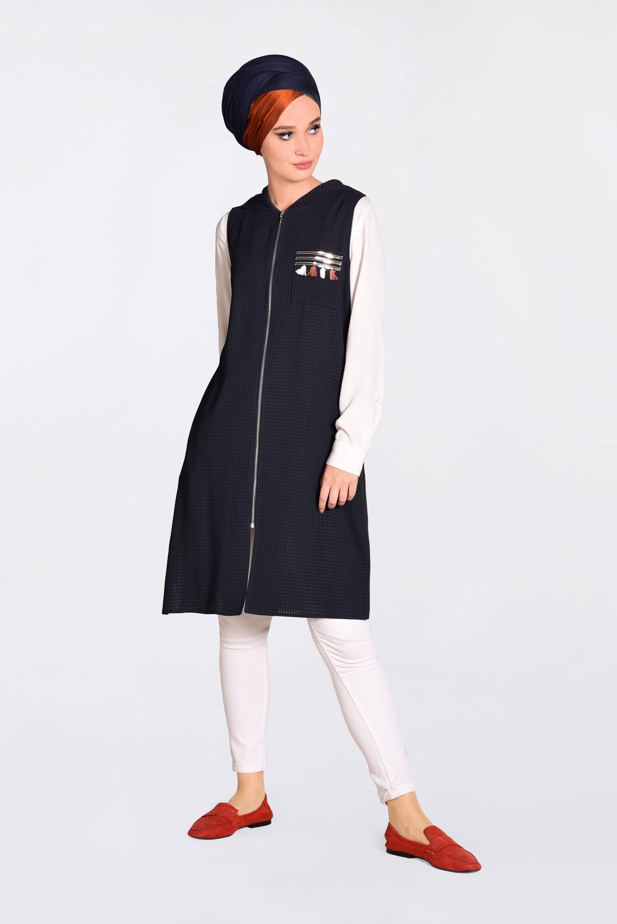 Tesettür giyim LACİVERT PUL VE PÜSKÜL DETAYLI KAPÜŞONLU YELEK 4388