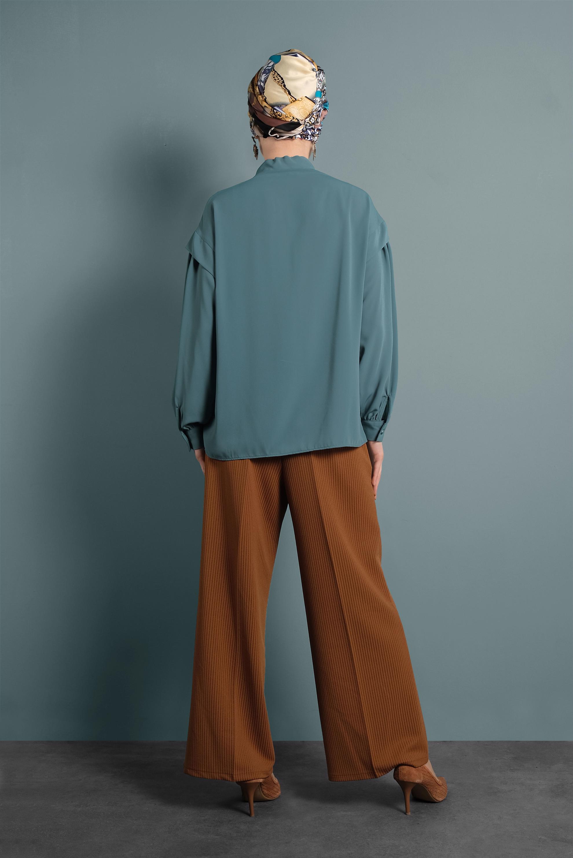 Tesettür giyim YEŞİL YAKA KISMI FULAR DETAYLI BLUZ 40318