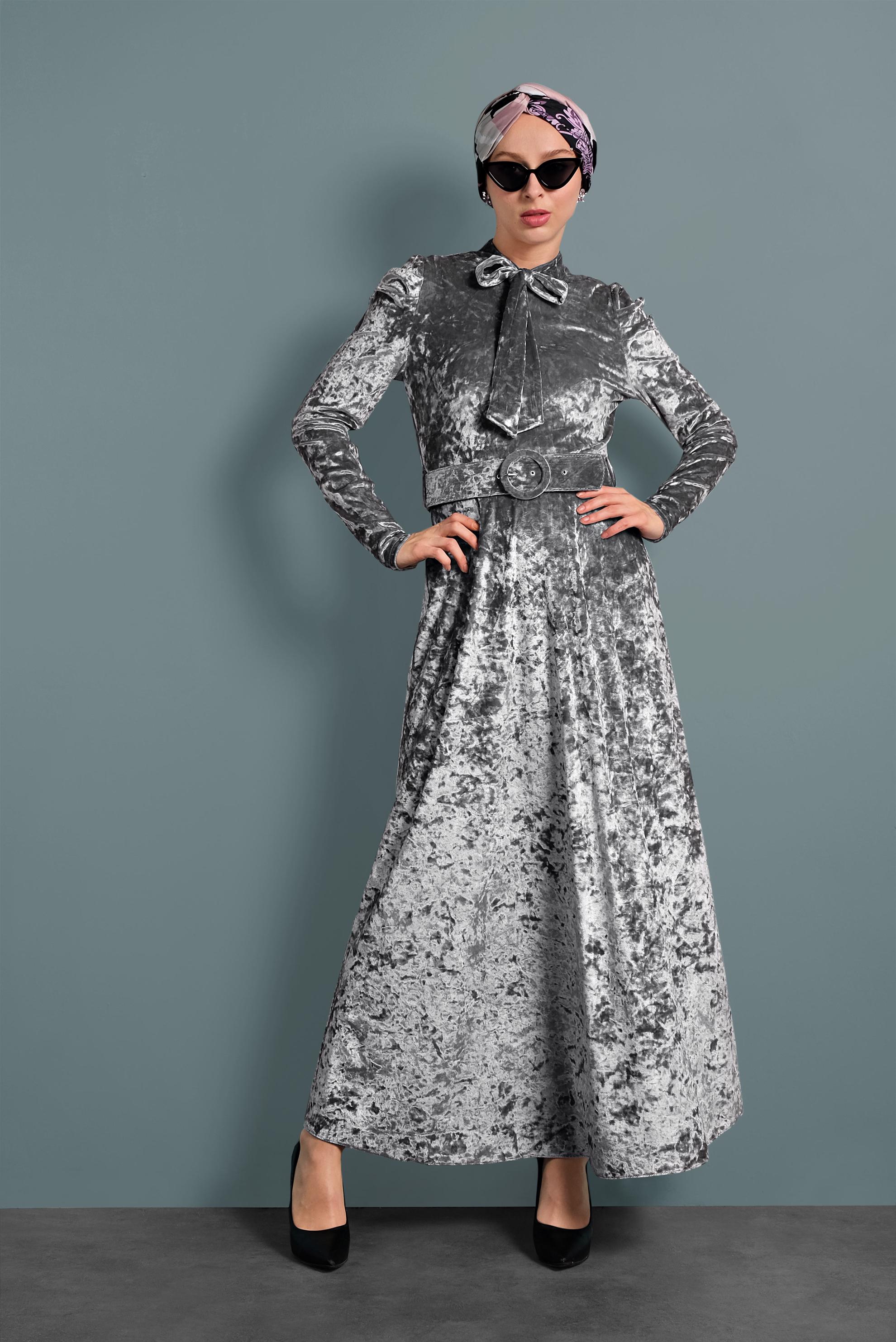 Tesettür giyim GRİ YAKASI BAĞCIKLI KADİFE ELBİSE 40380