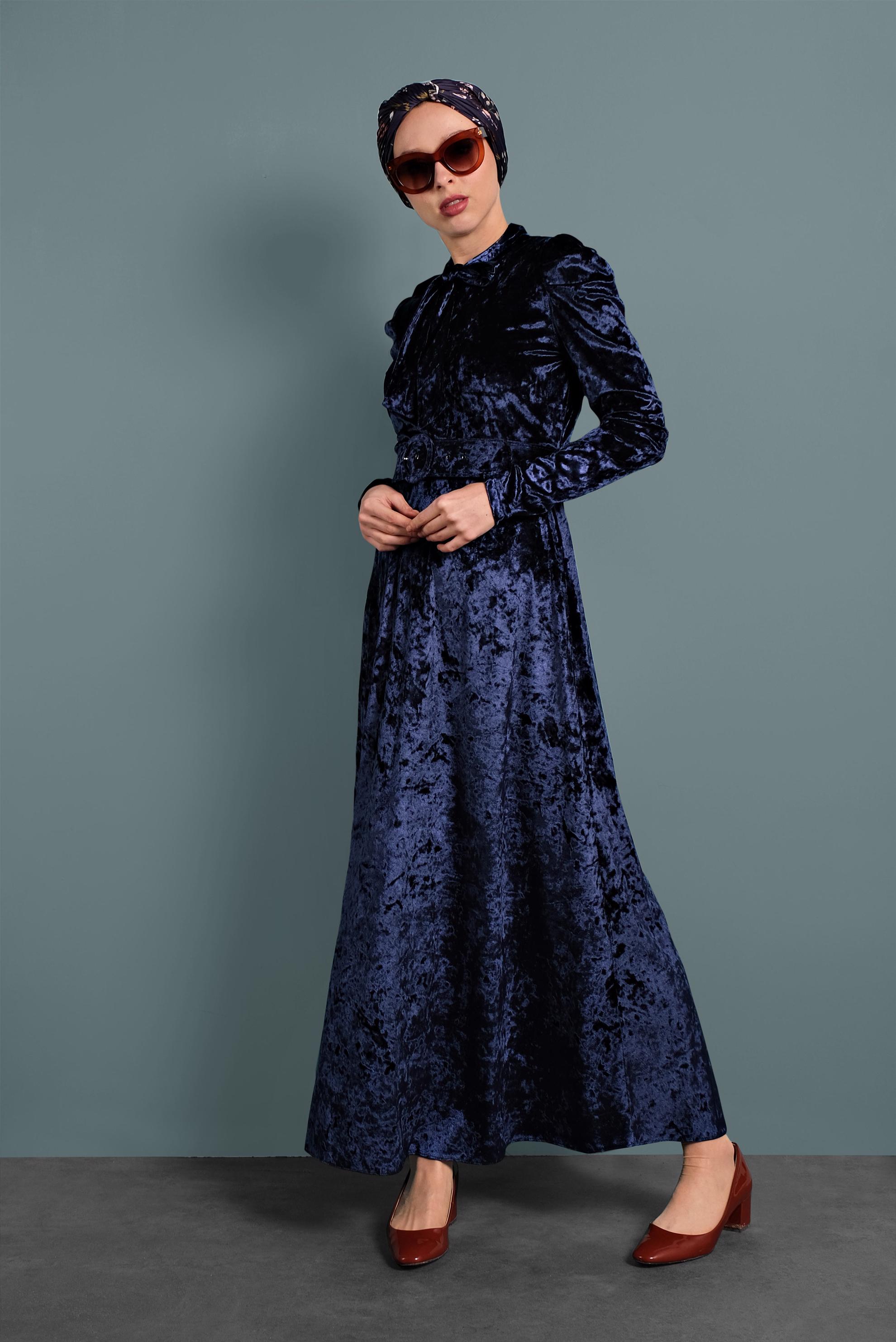 Tesettür giyim LACİVERT YAKASI BAĞCIKLI KADİFE ELBİSE 40380