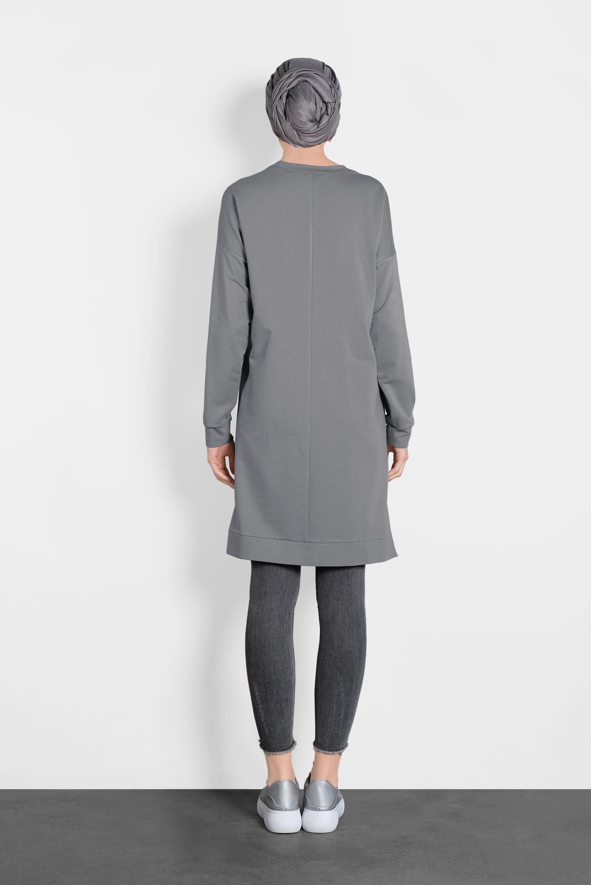 Tesettür giyim GRİ YALDIZLI YAZI BASKILI EŞOFMAN TUNİK 40223